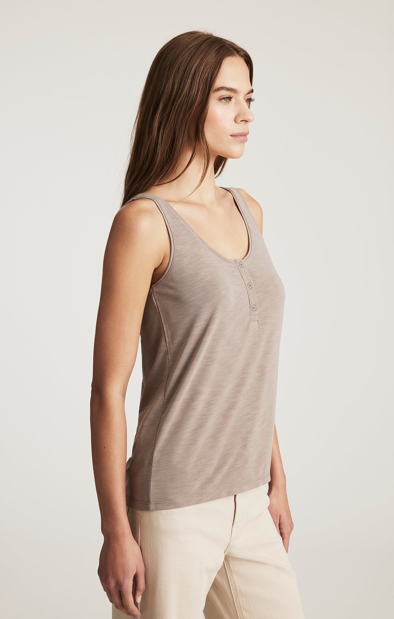 LUXE TOUCH TENCEL™ HENLEY TANK TOP IN FUNGI - Mavi Jeans