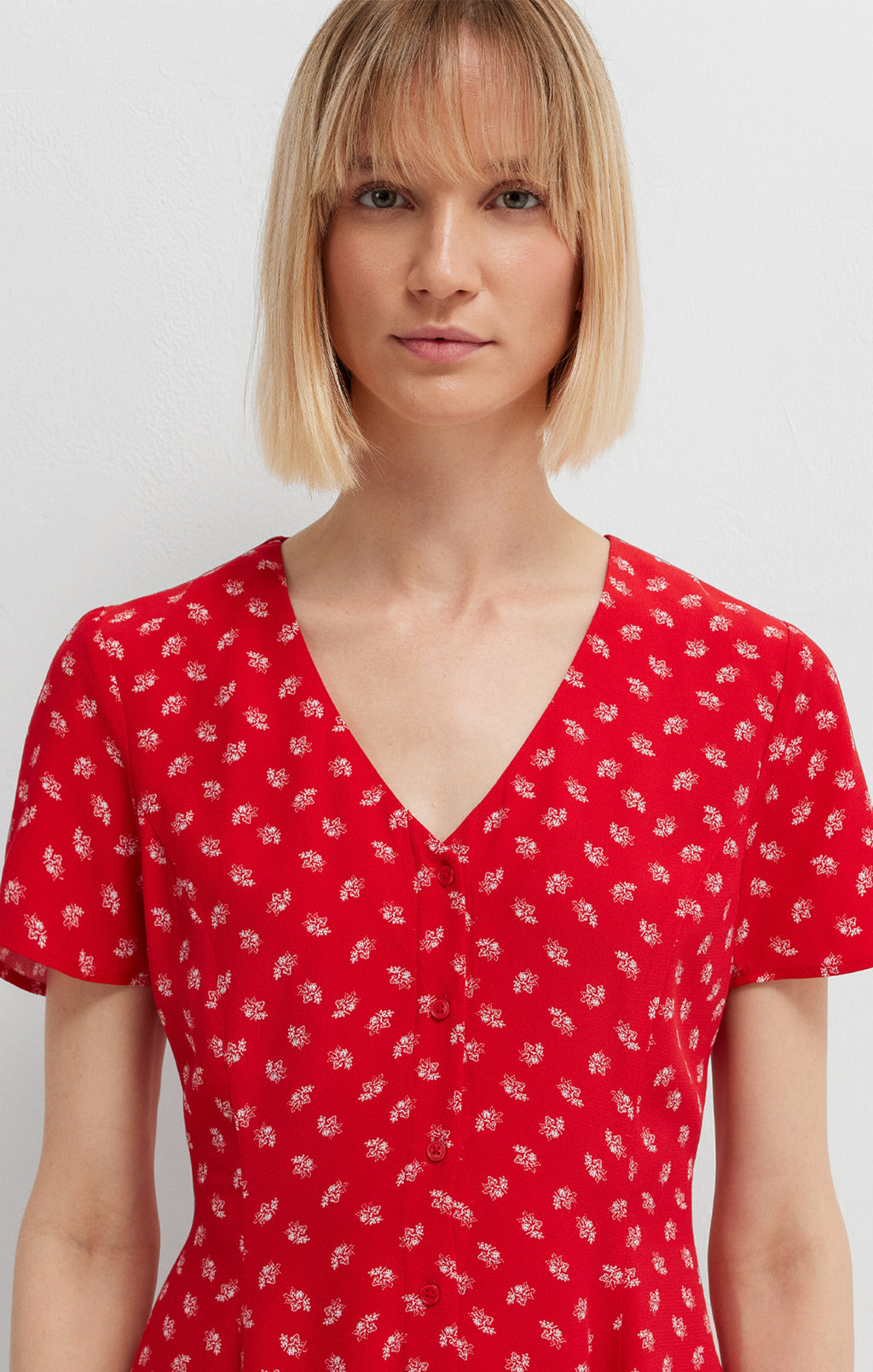 Robe courte boutonnée sur le devant, à imprimé pétales rouge urbain