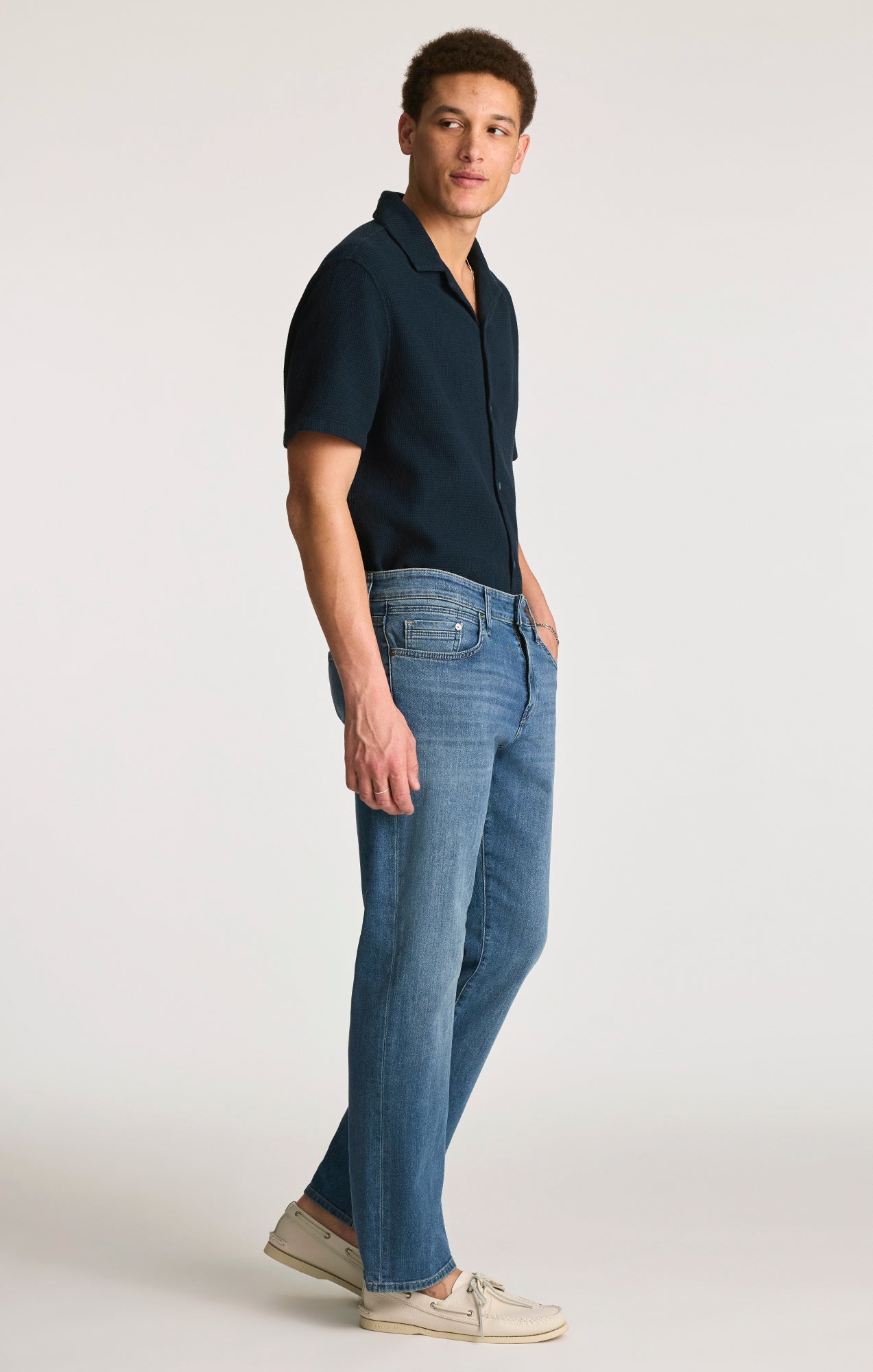 MATT RELAXED RIGHT LIKE EN BLEU INDIGO MOYEN BROSSÉ WILLIAMSBURG