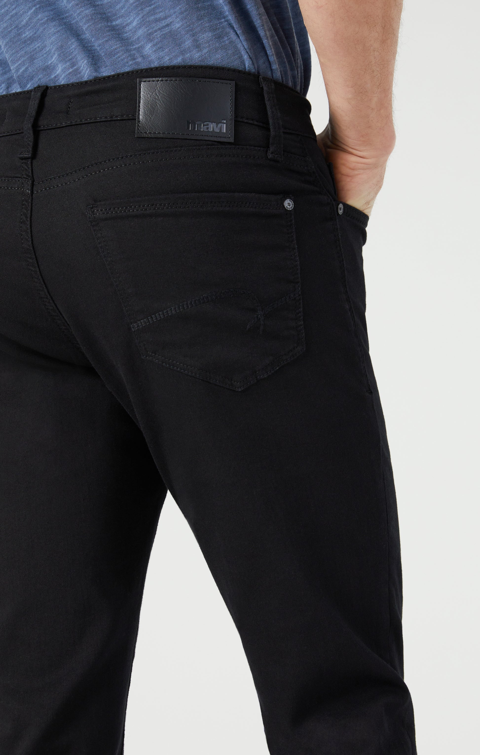 STEVE ATHLETIC FIT IN BLACK SUPERMOVE - Mavi Jeans