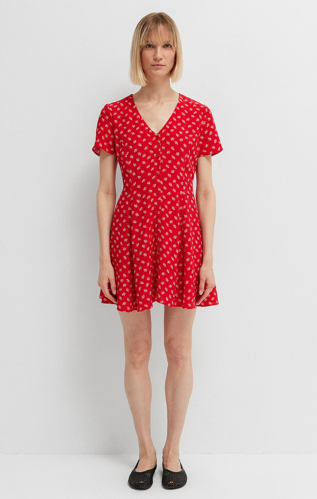 Robe courte boutonnée sur le devant, à imprimé pétales rouge urbain