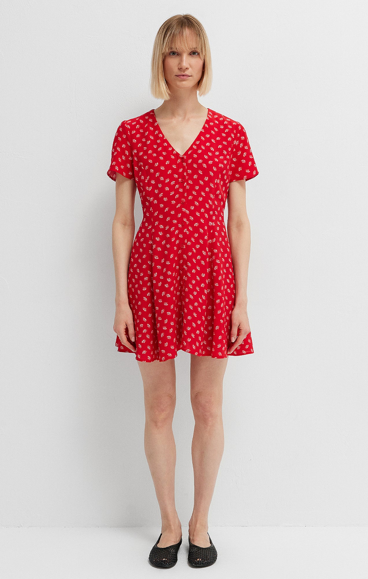 Robe courte boutonnée sur le devant, à imprimé pétales rouge urbain