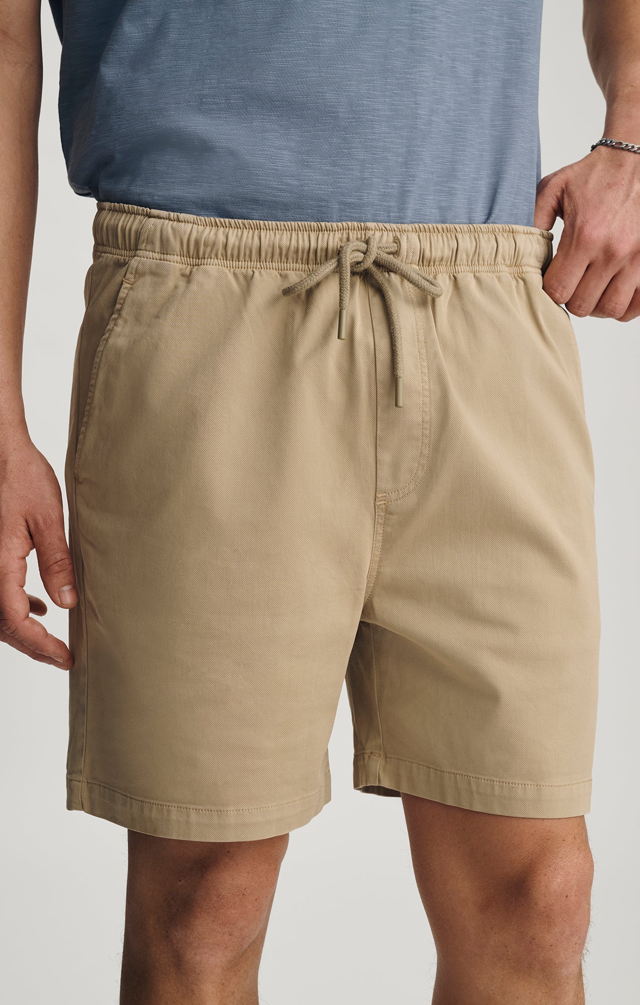 TENCEL™ DRAWSTRING 7" INSEAM SHORTS IN OLIVE GRAY - Mavi Jeans
