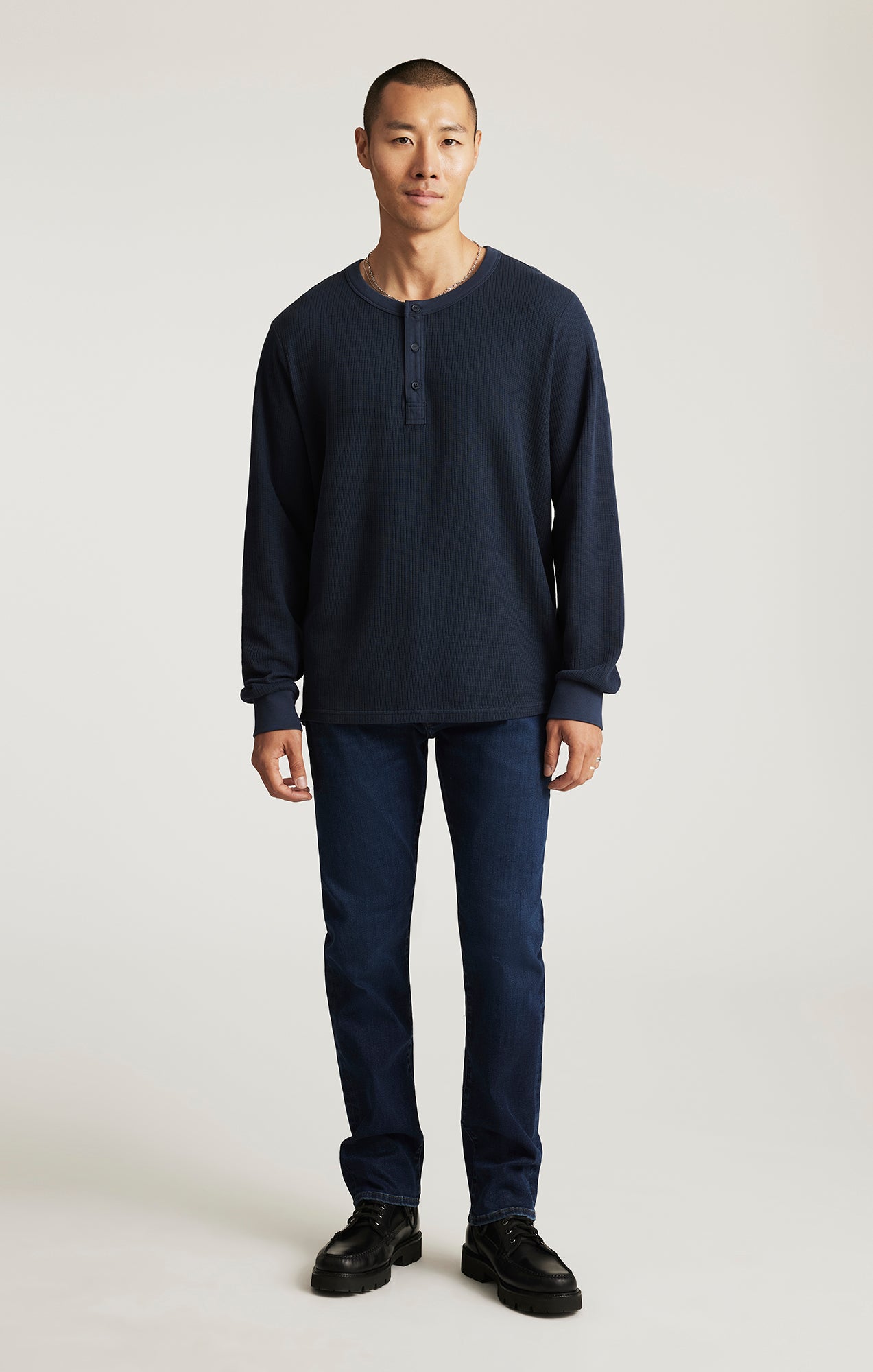 LONG SLEEVE HENLEY T-SHIRT IN TOTAL ECLIPSE - Mavi Jeans