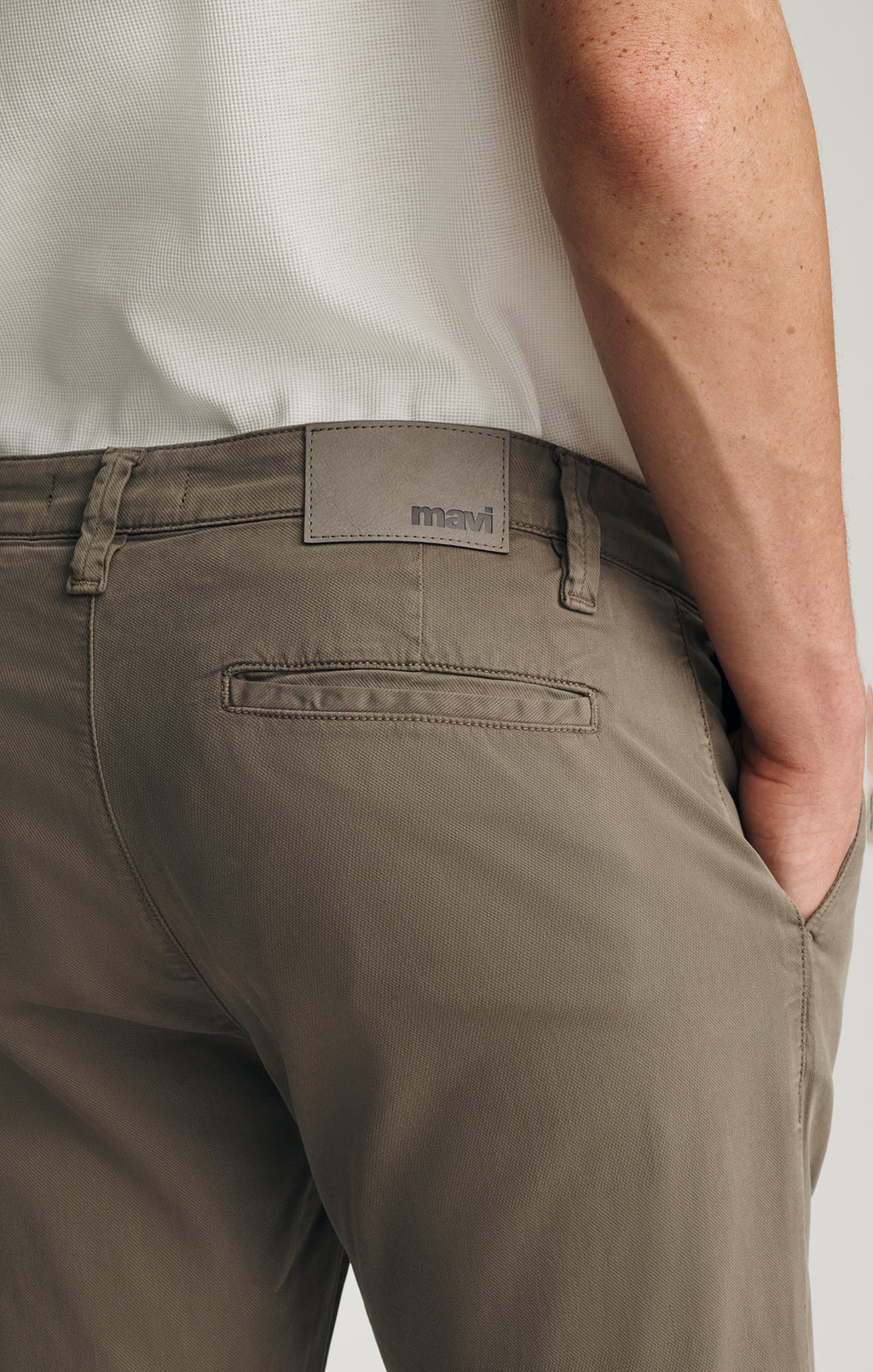 WILL PLEATED STRAIGHT CHINO IN PINE CITY - Mavi Jeans