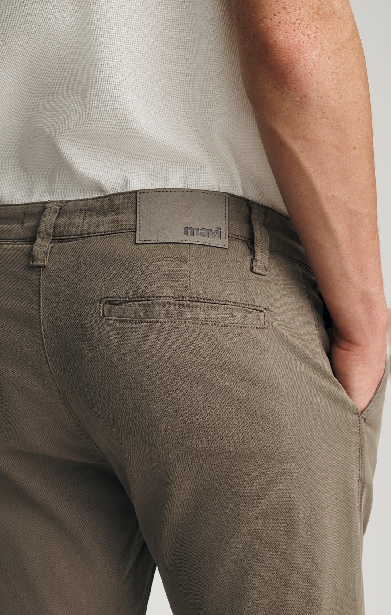 WILL PLEATED STRAIGHT CHINO IN PINE CITY - Mavi Jeans