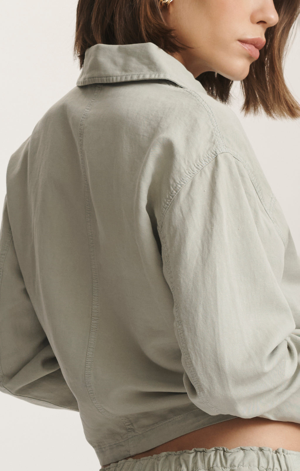 CROPPED TENCEL™ OVERSHIRT IN ABBEY STONE - Mavi Jeans