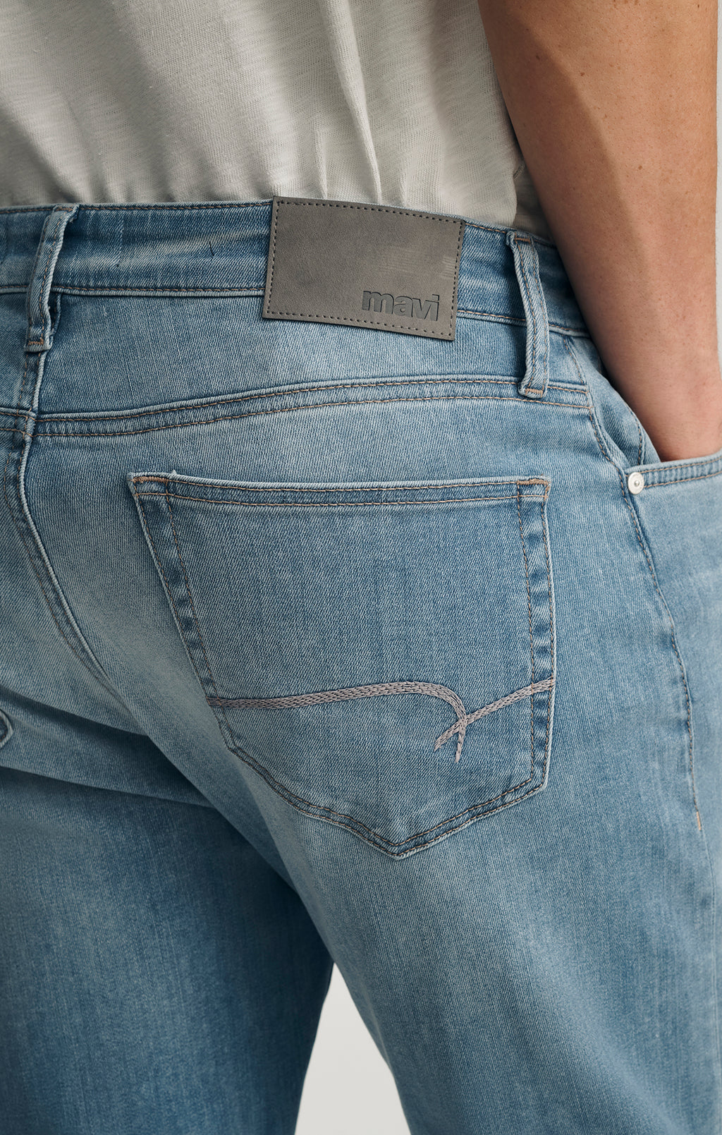 ZACH STRAIGHT LEG IN LIGHT BRUSHED SUPERMOVE - Mavi Jeans