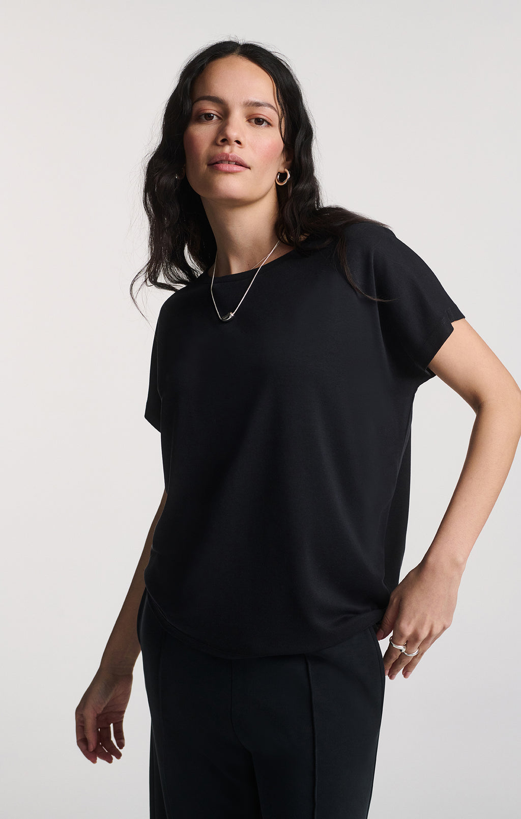 LUXE TOUCH TENCEL™ BOAT NECK T-SHIRT IN BLACK - Mavi Jeans