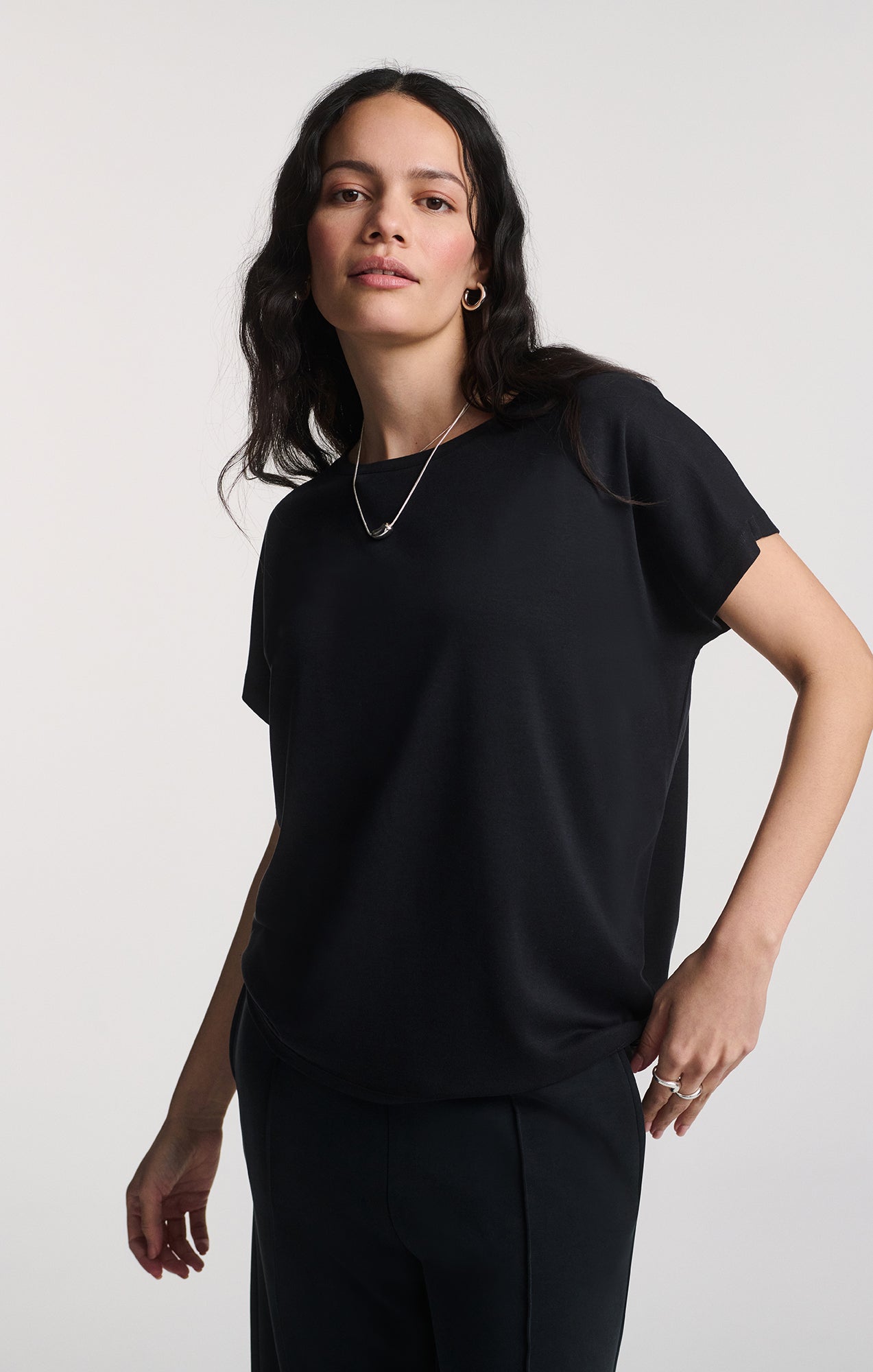 LUXE TOUCH TENCEL™ BOAT NECK T-SHIRT IN BLACK - Mavi Jeans