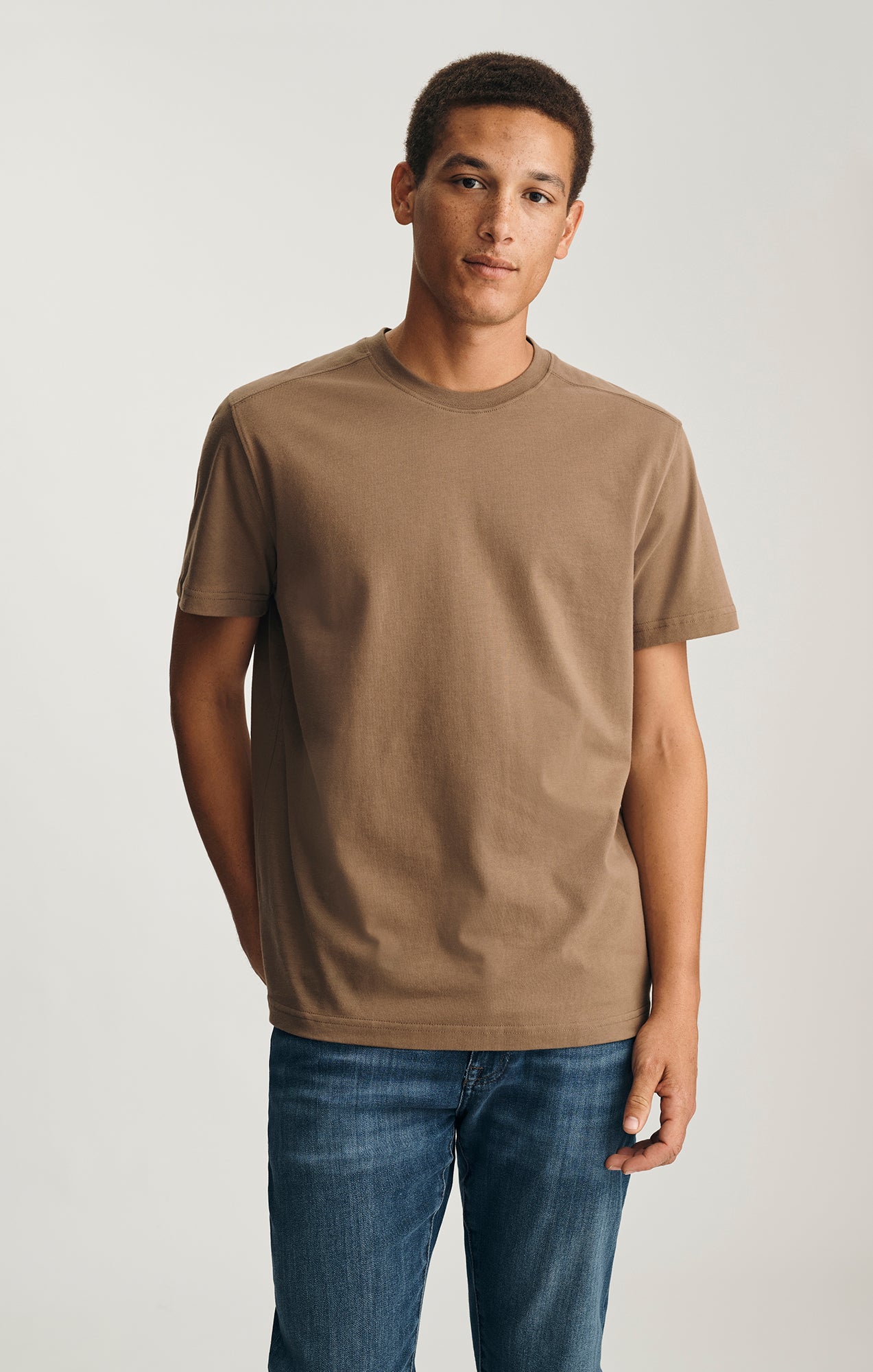 BASIC SHORT SLEEVE T-SHIRT IN SHITAKE