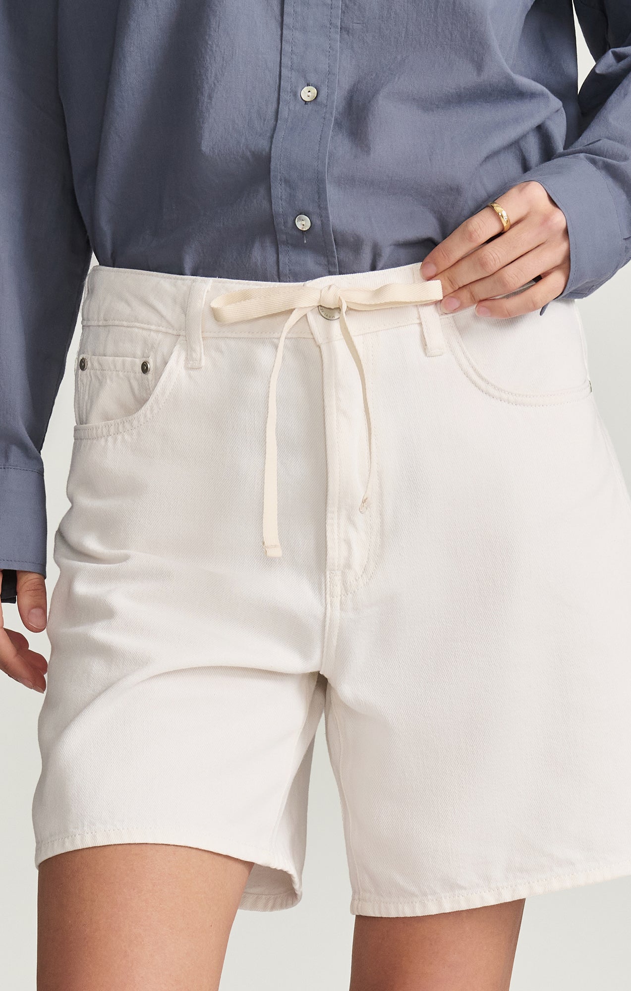 NELLA RELAXED SHORTS IN OFF-WHITE WELL BLUE - Mavi Jeans
