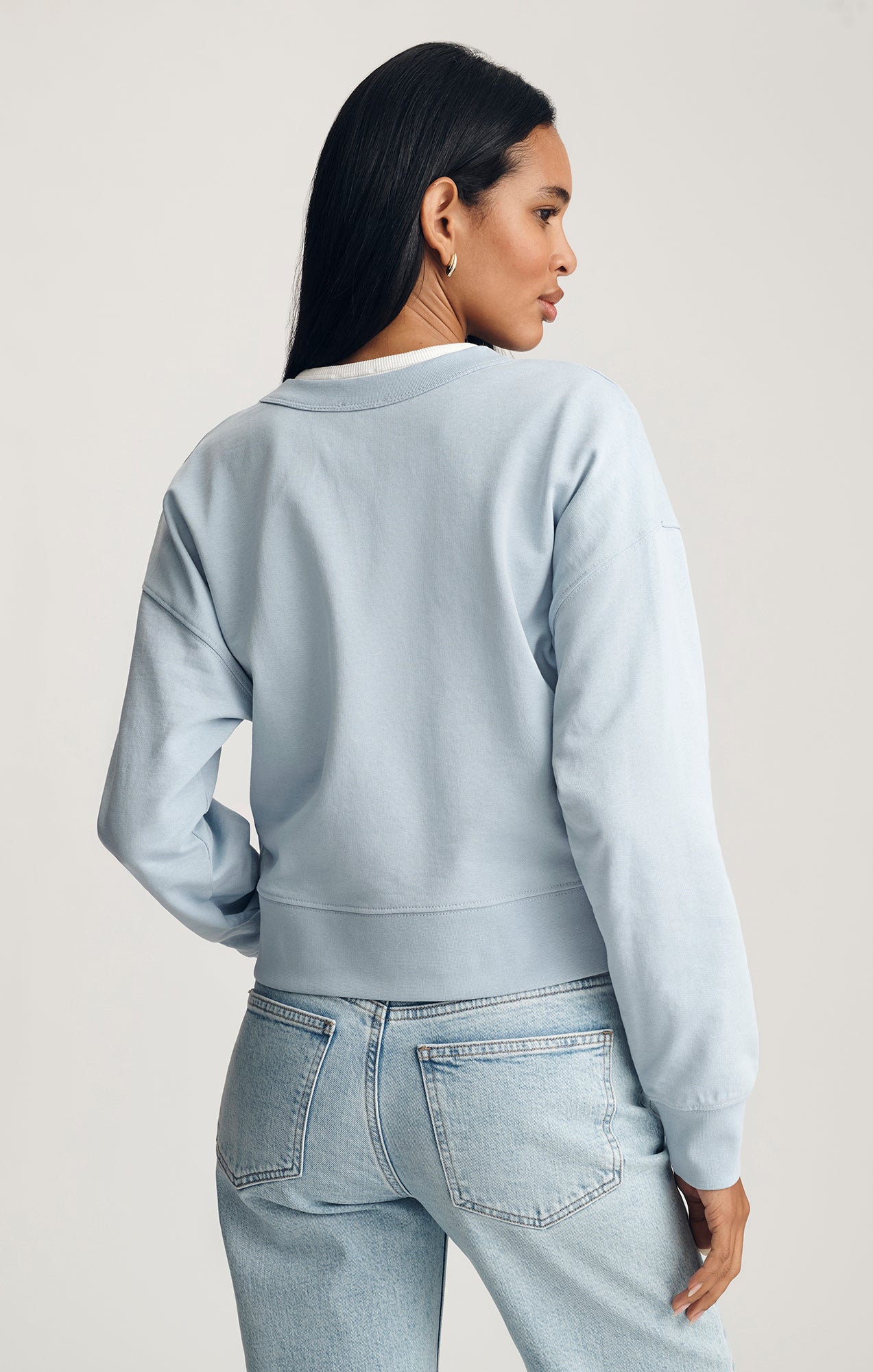 V-STITCH CREW NECK SWEATSHIRT IN BLUE FOG