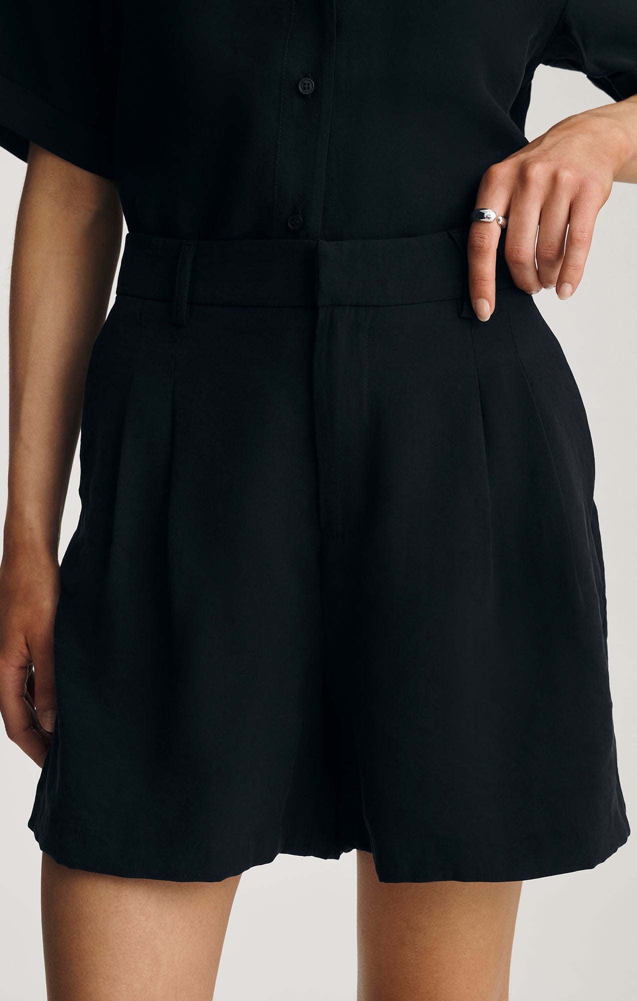 LUXE TOUCH PLEATED SHORTS IN BLACK - Mavi Jeans