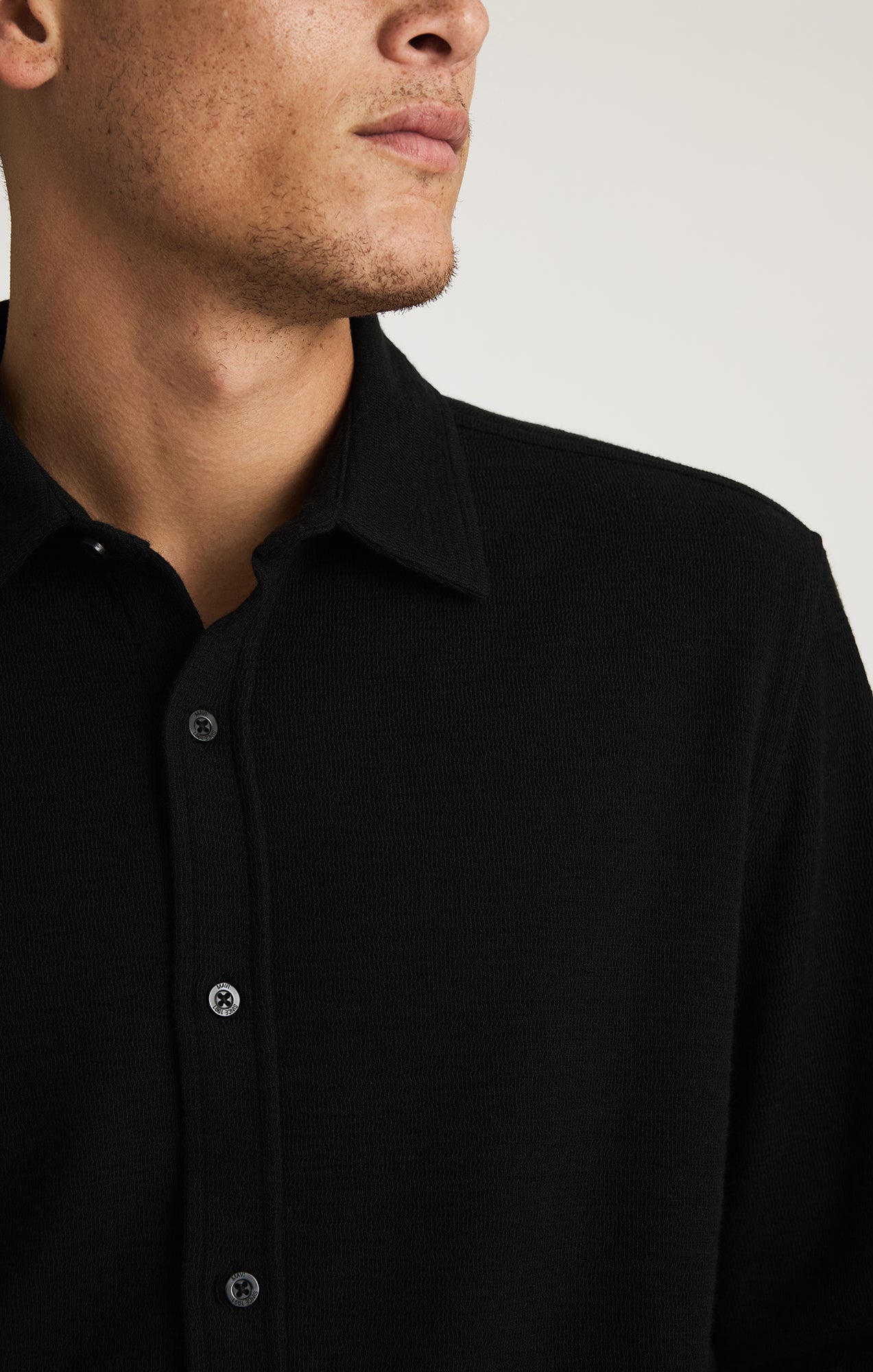 LONG SLEEVE BUTTON-UP SHIRT IN BLACK