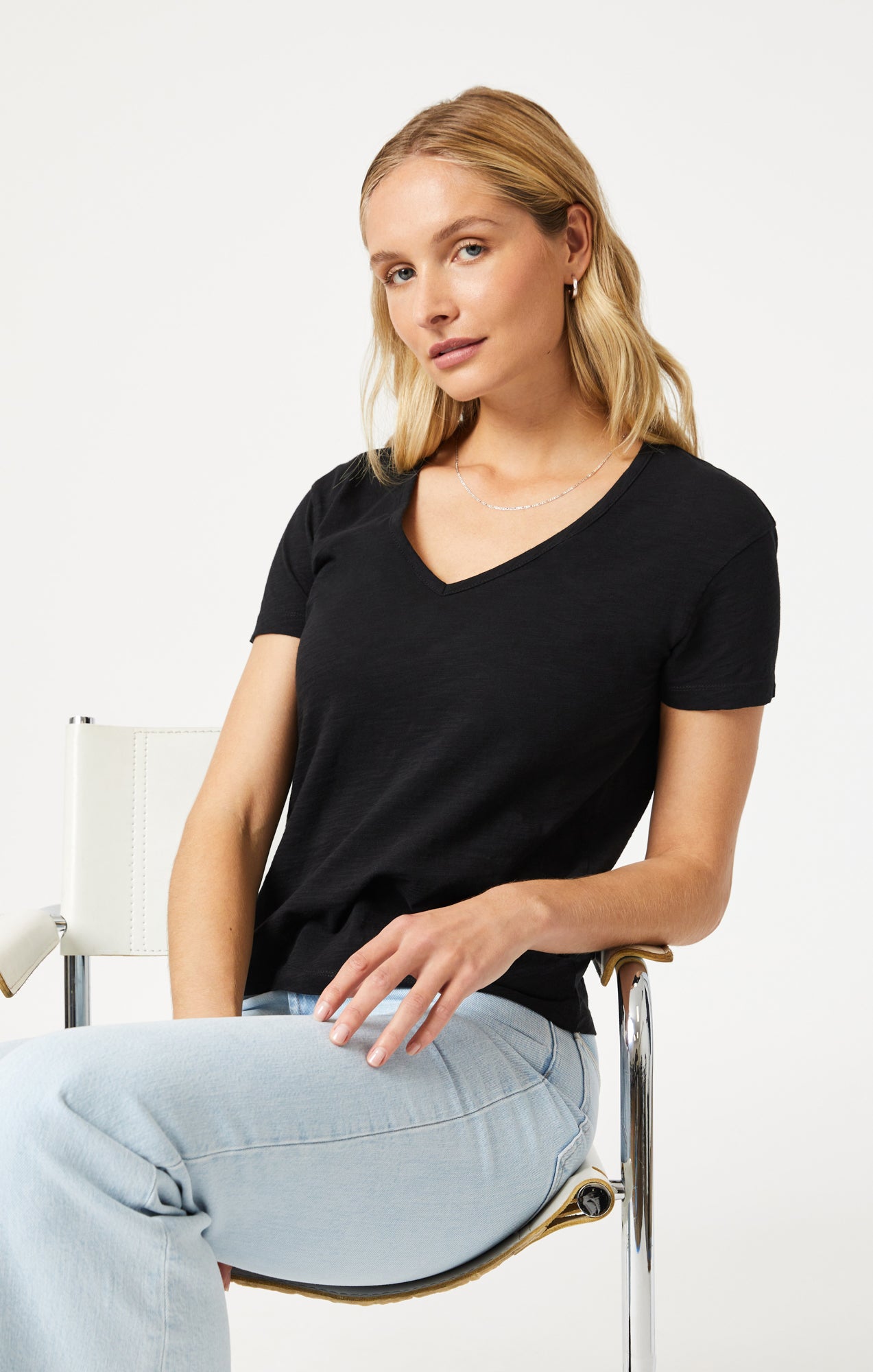 V-NECK T-SHIRT IN BLACK - Mavi Jeans