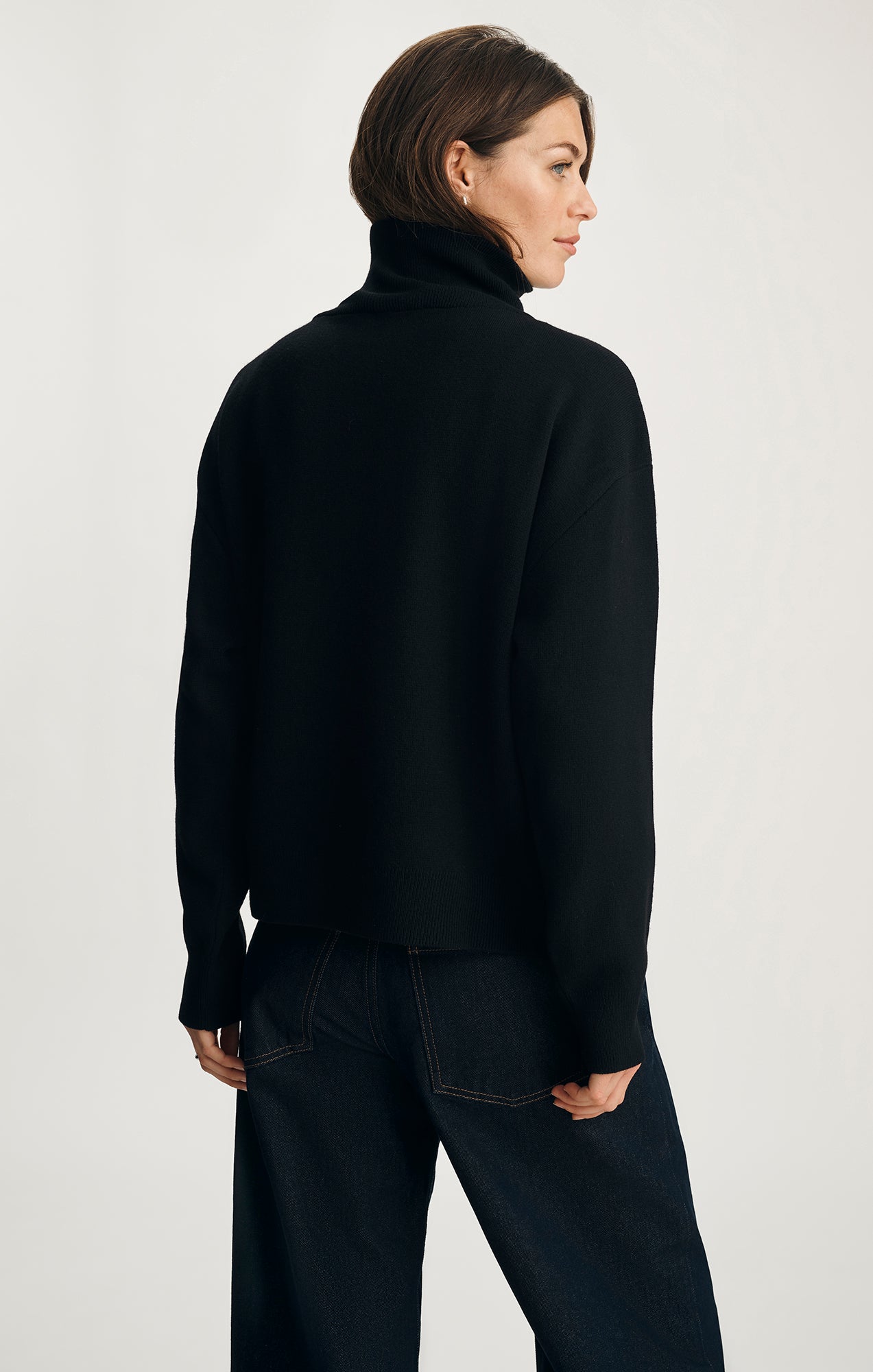 HALF ZIP SWEATER IN BLACK