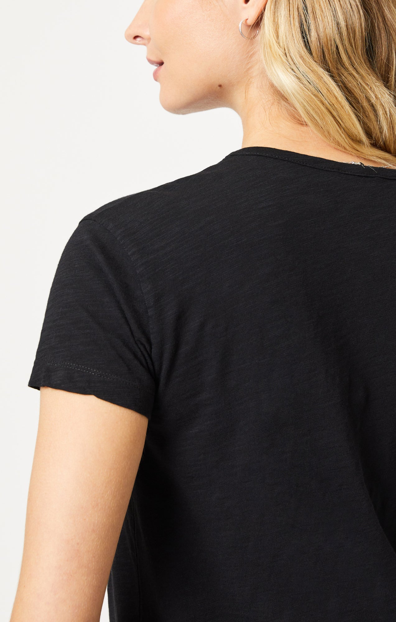 V-NECK T-SHIRT IN BLACK - Mavi Jeans