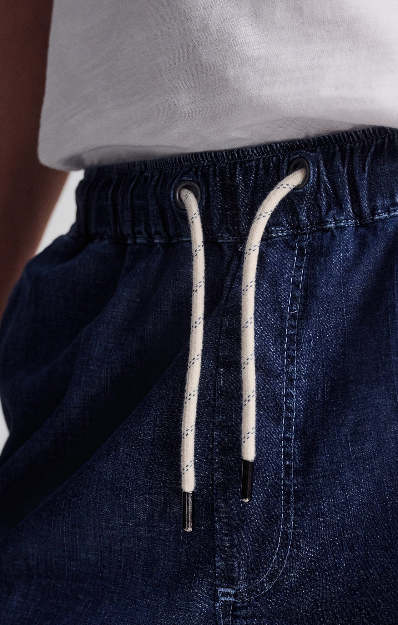 CLINT JOGGER SHORTS IN NAVY CHAMBREY - Mavi Jeans
