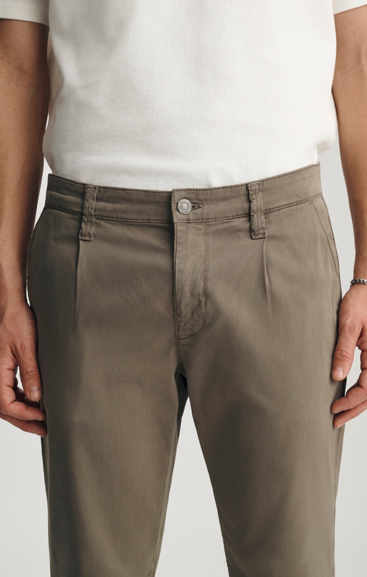 WILL PLEATED STRAIGHT CHINO IN PINE CITY - Mavi Jeans