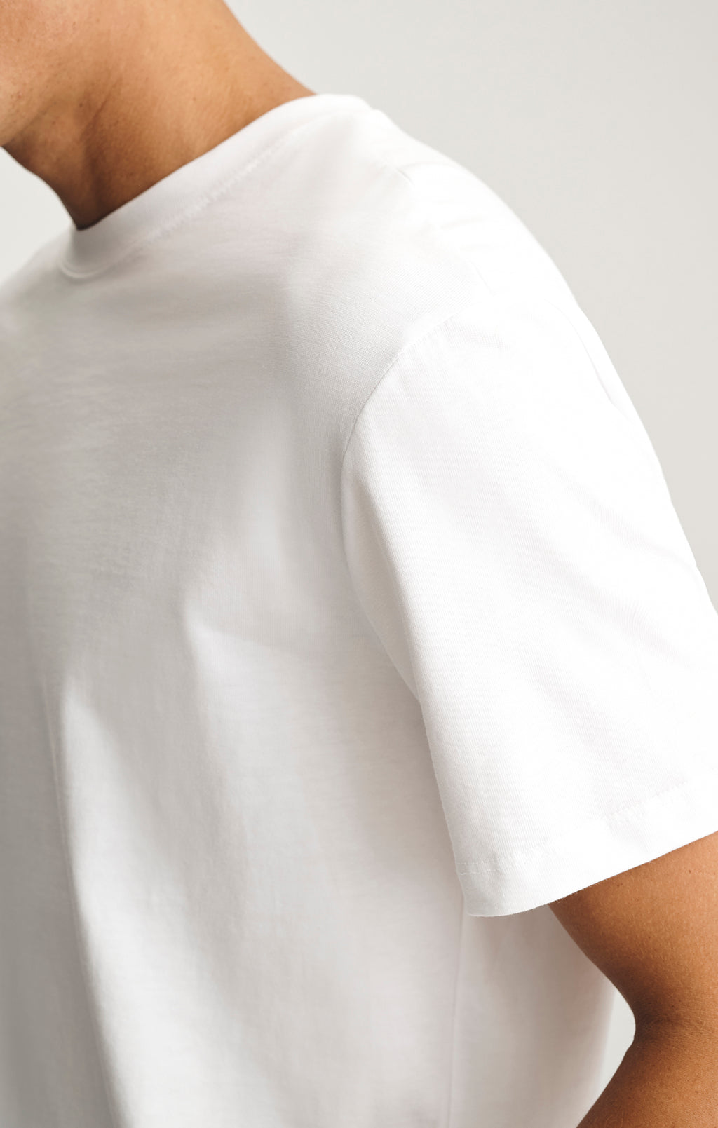 BASIC SHORT SLEEVE T-SHIRT IN WHITE