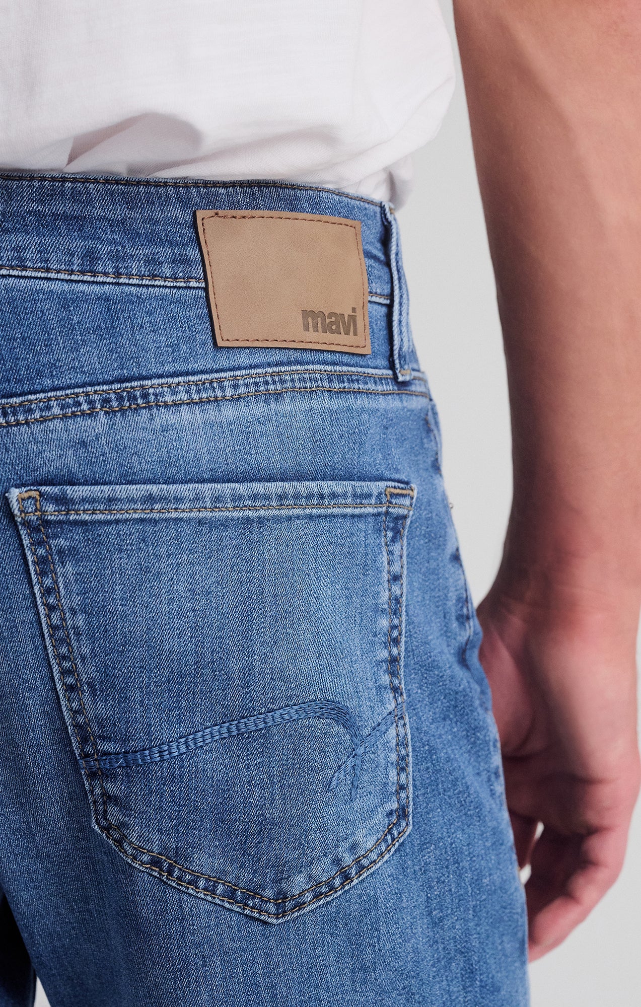 MATT RELAXED STRAIGHT LEG IN MID SHADED WILLIAMSBURG - Mavi Jeans