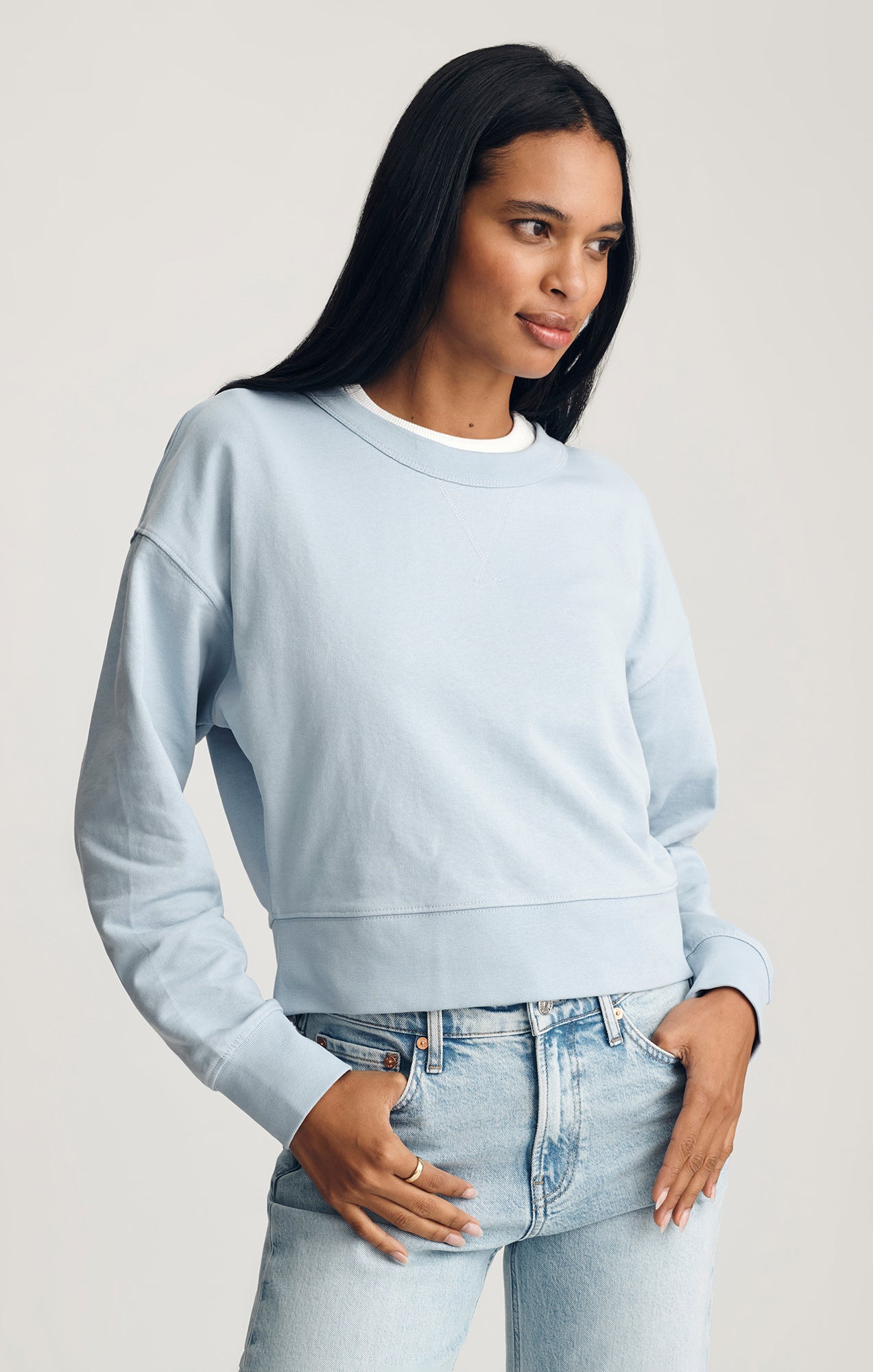 V-STITCH CREW NECK SWEATSHIRT IN BLUE FOG