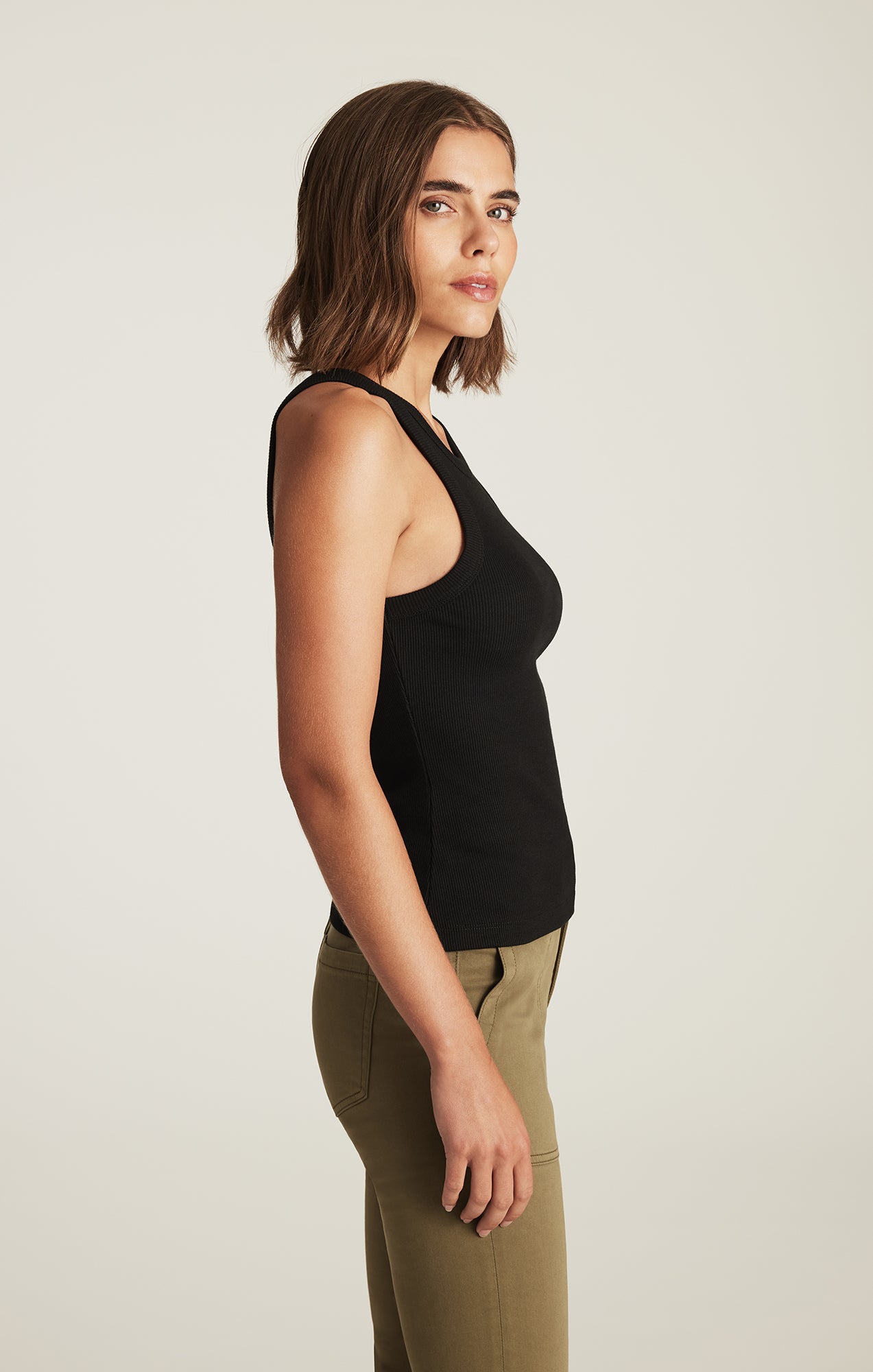 BASIC HIGH NECK TANK TOP IN BLACK