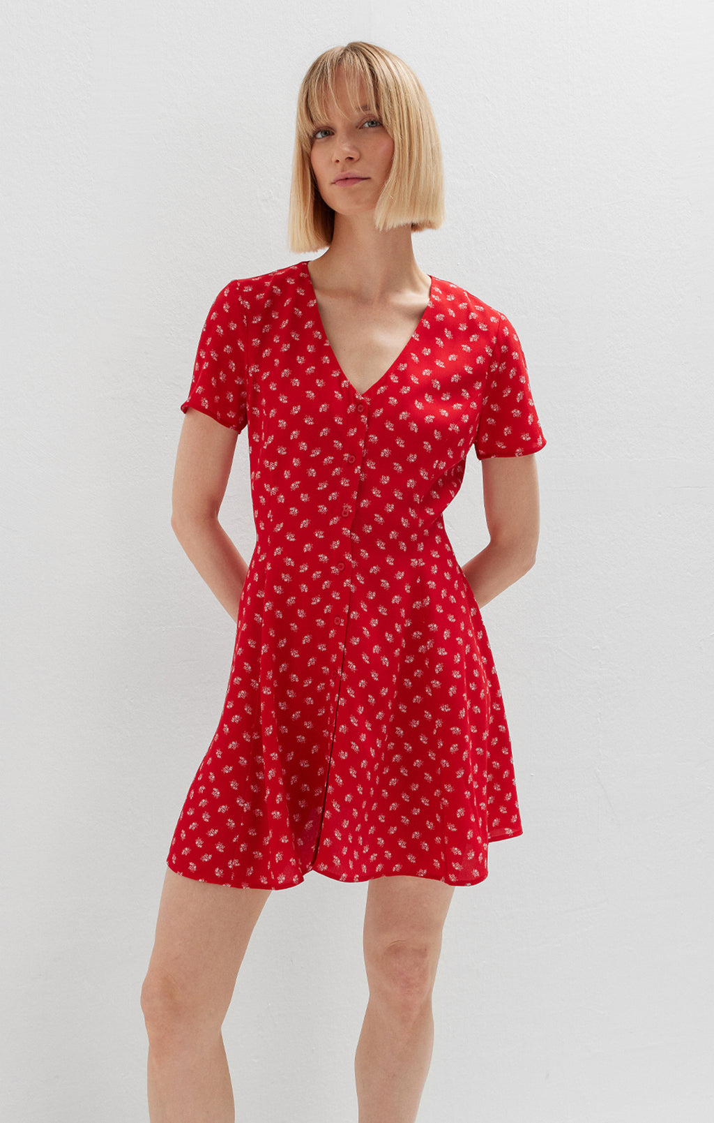 Robe courte boutonnée sur le devant, à imprimé pétales rouge urbain