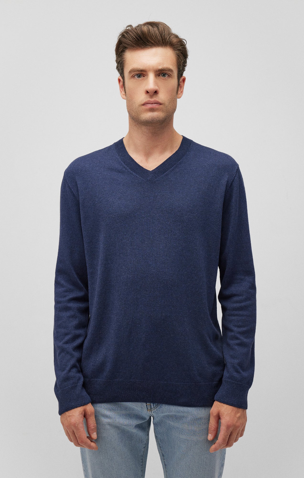 V-NECK SWEATER IN BLACK IRIS - Mavi Jeans