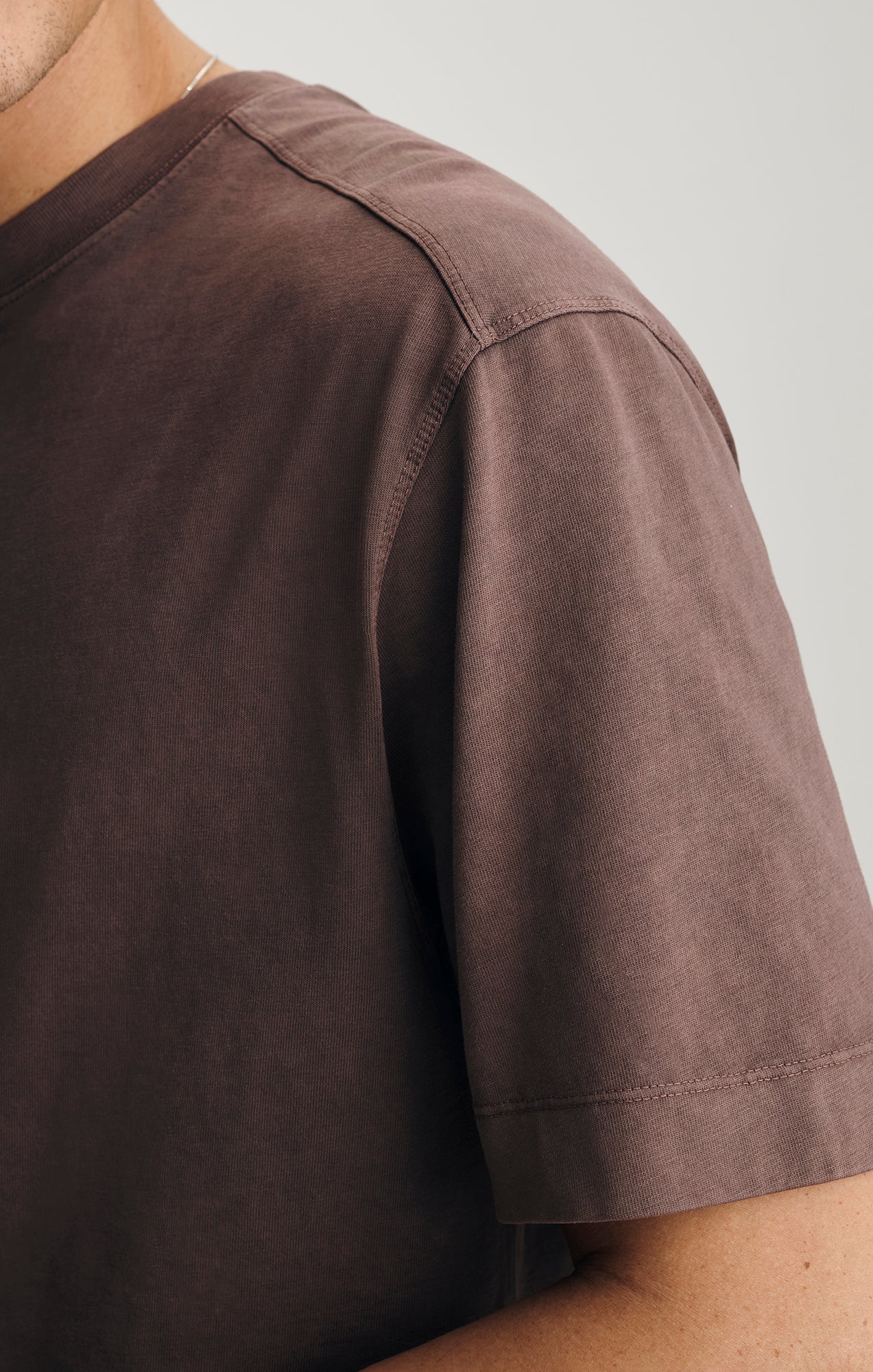 BACK SEAM CREW NECK T-SHIRT IN CHOCOLATE MARTINI - Mavi Jeans