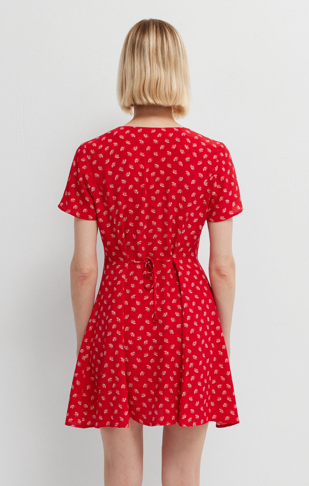 Robe courte boutonnée sur le devant, à imprimé pétales rouge urbain