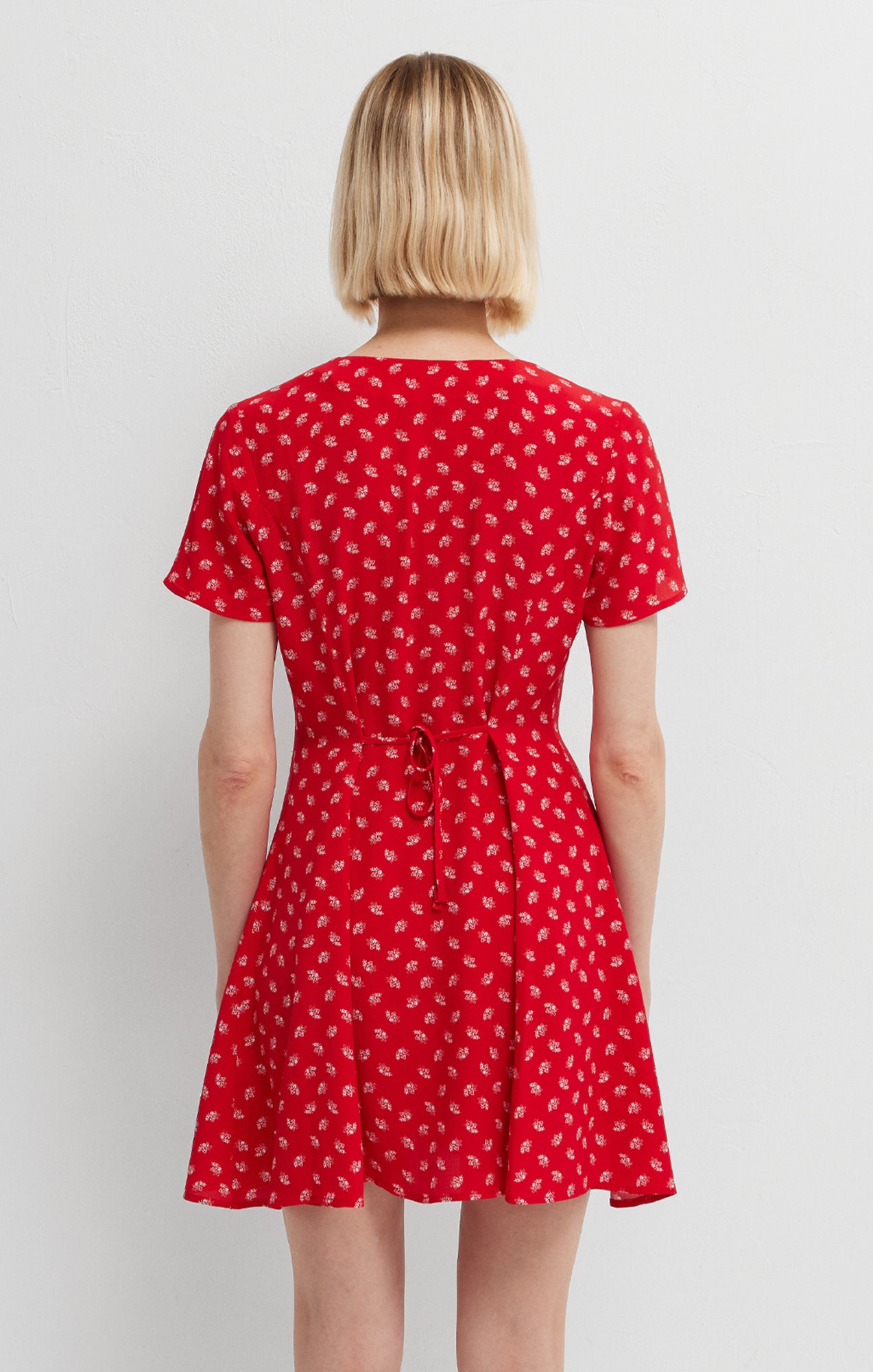 Robe courte boutonnée sur le devant, à imprimé pétales rouge urbain