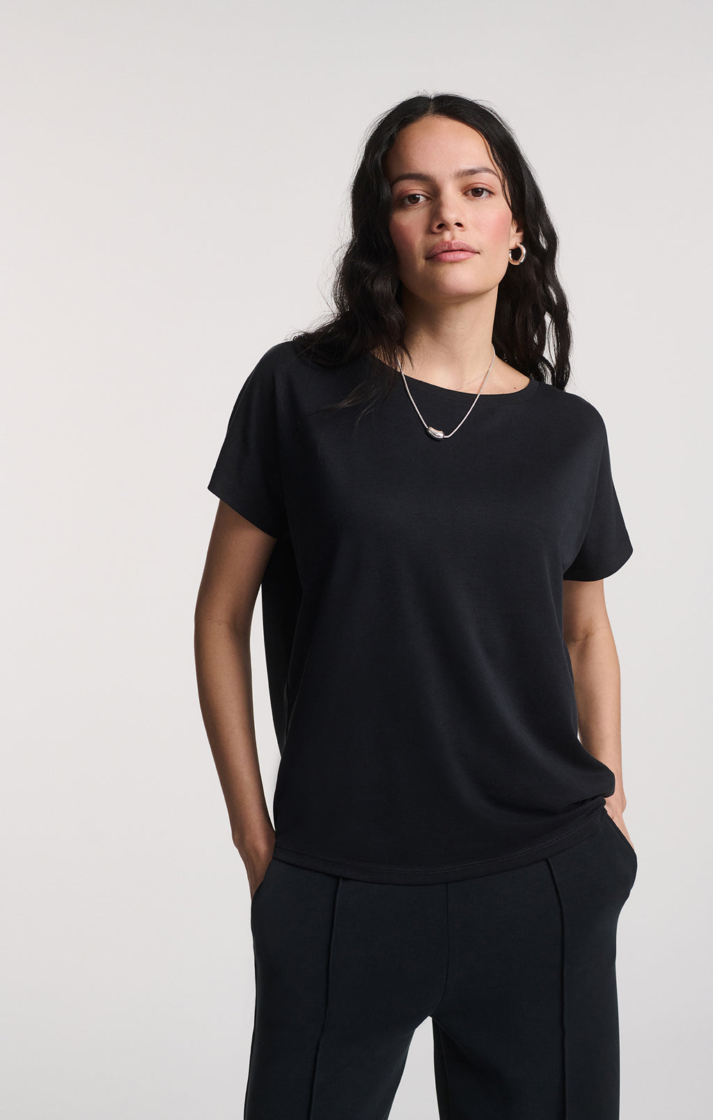 LUXE TOUCH TENCEL™ BOAT NECK T-SHIRT IN BLACK - Mavi Jeans