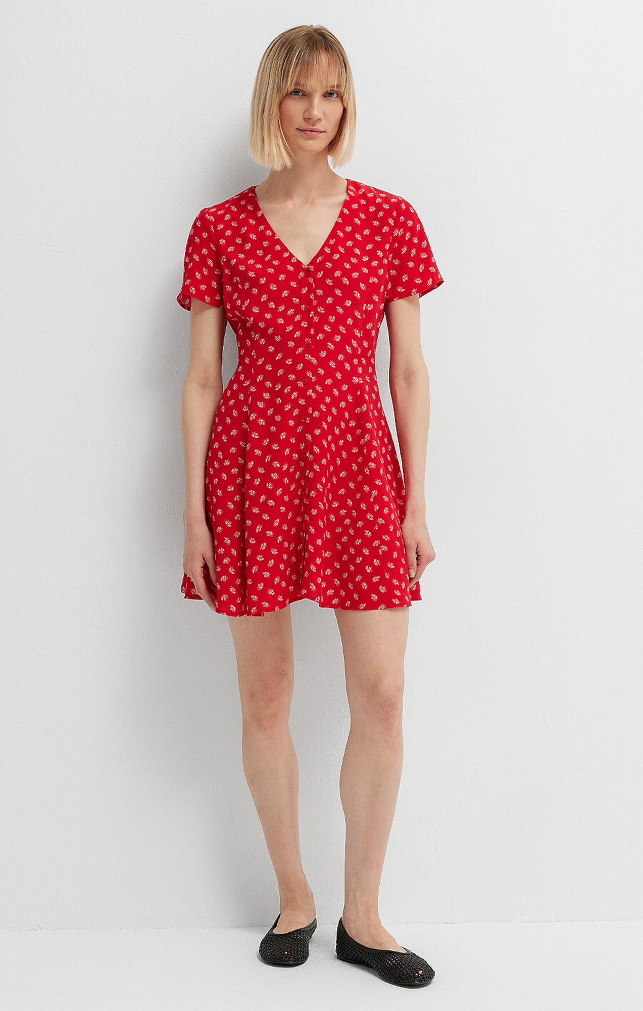 Robe courte boutonnée sur le devant, à imprimé pétales rouge urbain