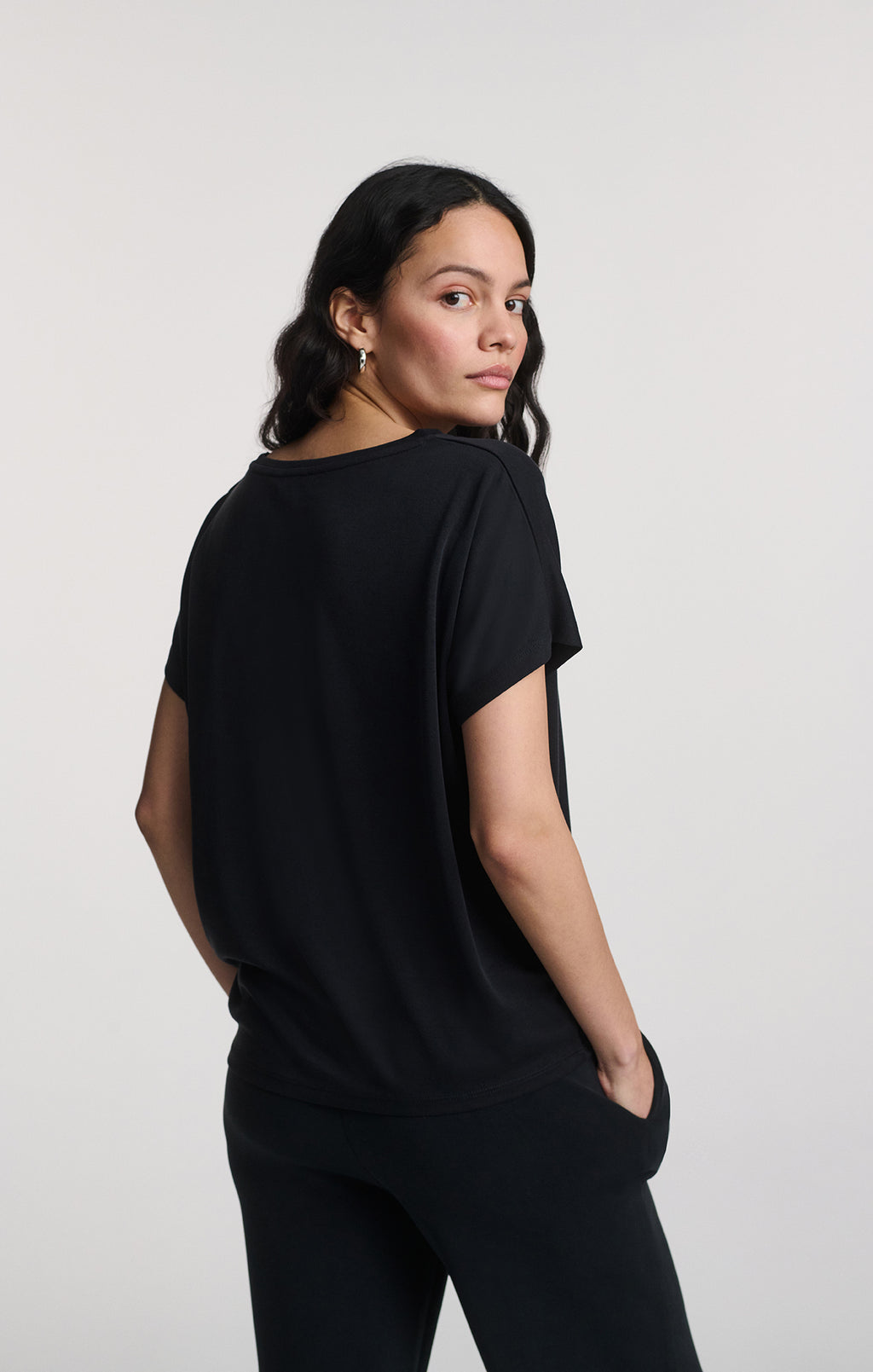 LUXE TOUCH TENCEL™ BOAT NECK T-SHIRT IN BLACK - Mavi Jeans