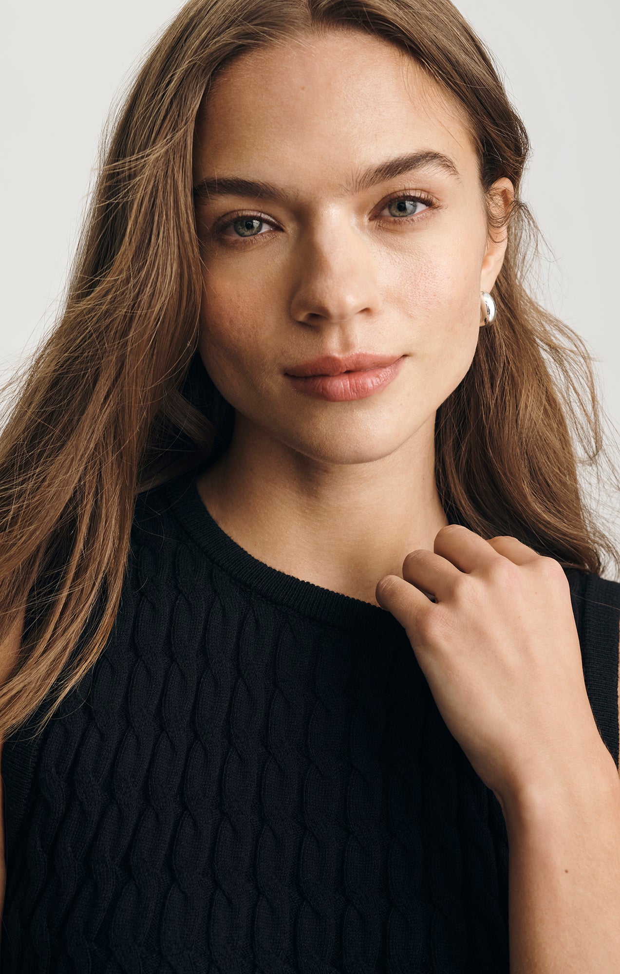 EDITION CABLE-KNIT SWEATER VEST IN BLACK