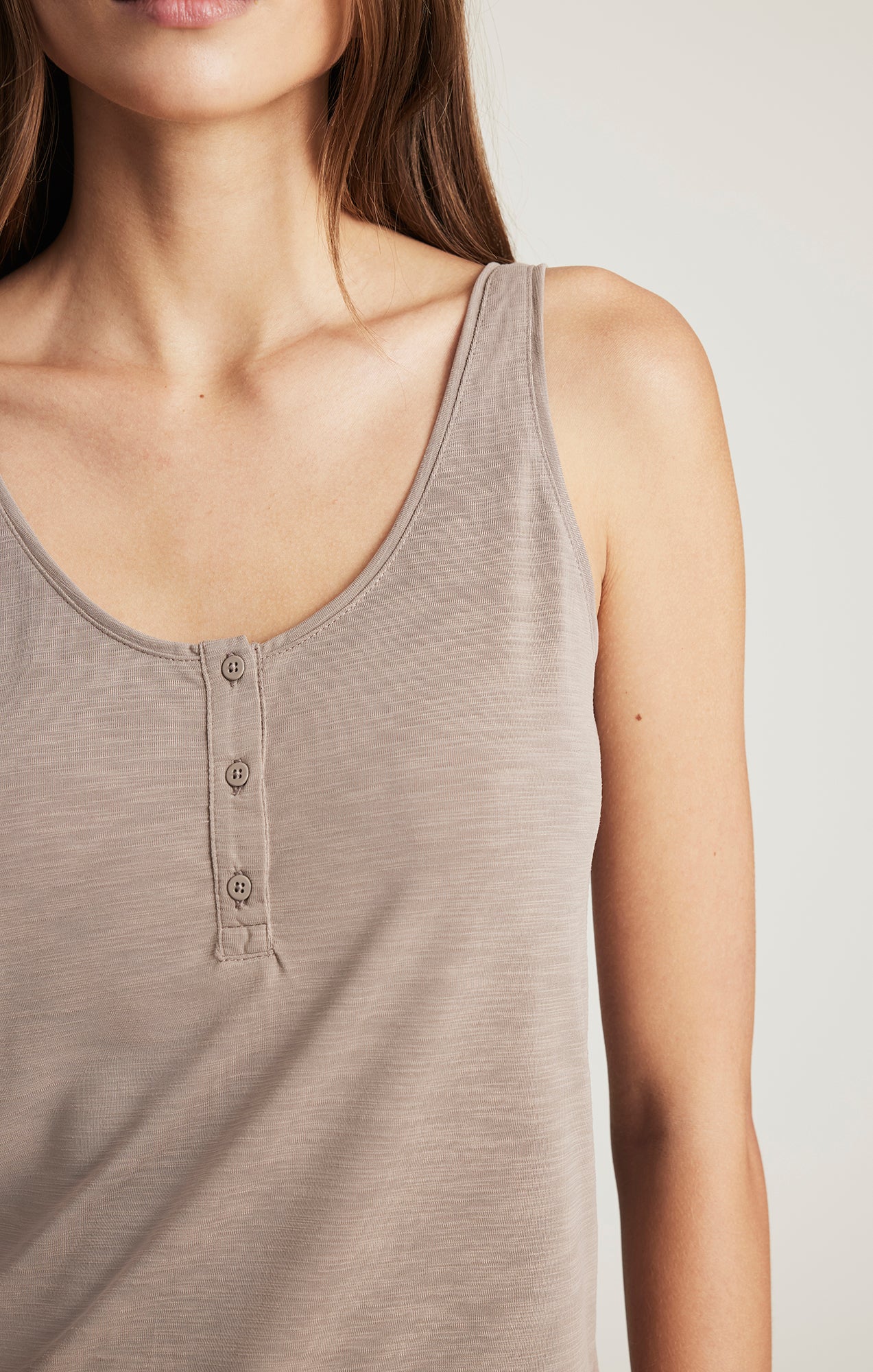 LUXE TOUCH TENCEL™ HENLEY TANK TOP IN FUNGI - Mavi Jeans