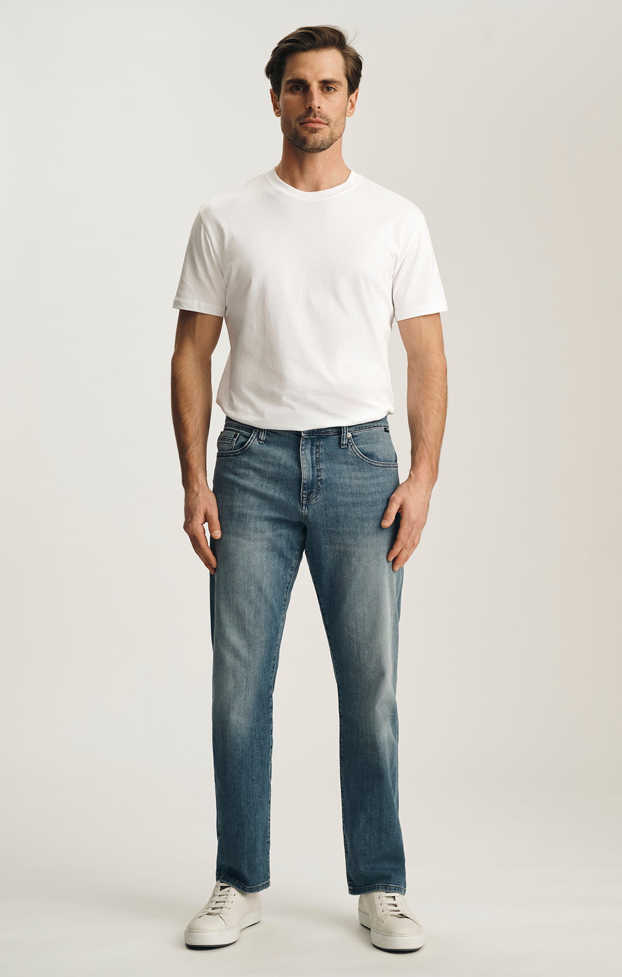 MATT RELAXED STRAIGHT LEG IN LIGHT BLUE WILLIAMSBURG