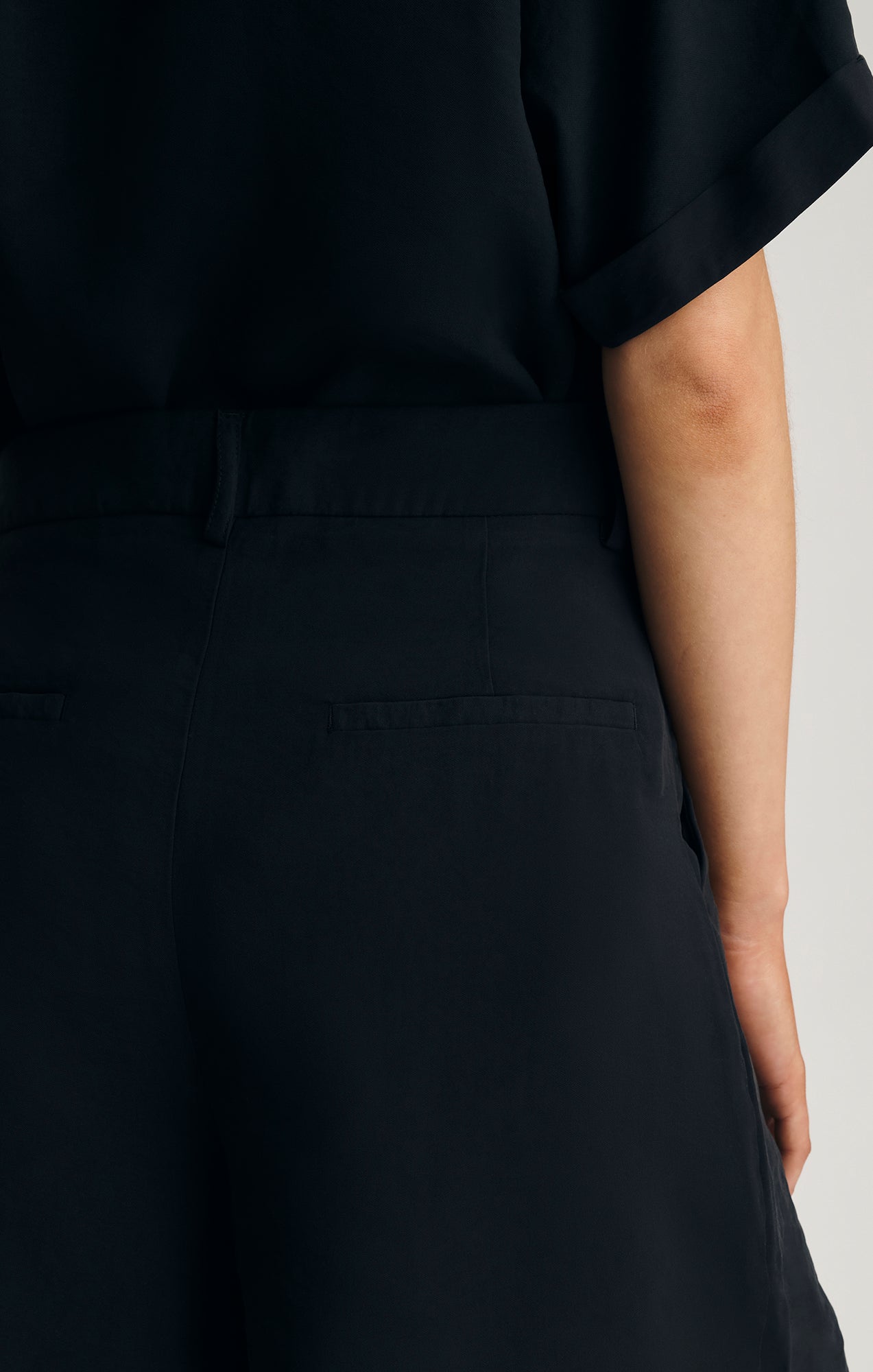 LUXE TOUCH PLEATED SHORTS IN BLACK - Mavi Jeans