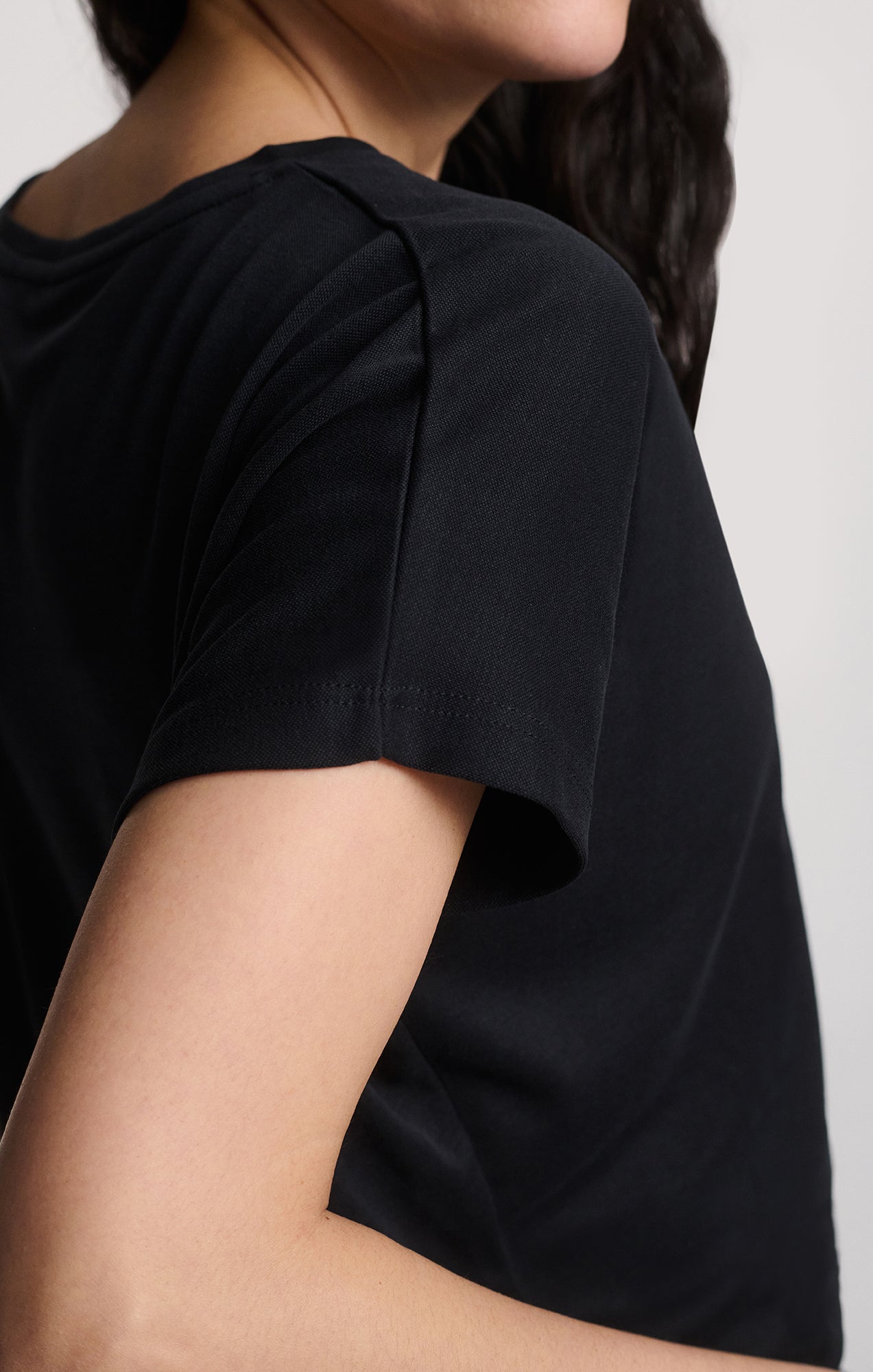 LUXE TOUCH TENCEL™ BOAT NECK T-SHIRT IN BLACK - Mavi Jeans