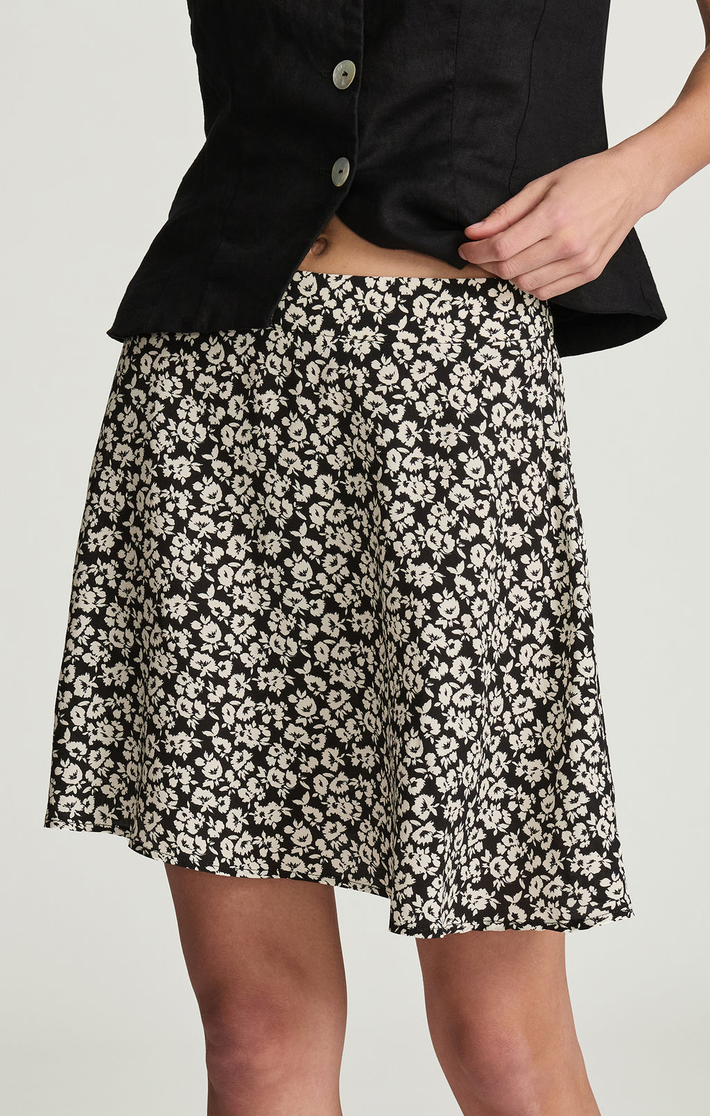 WOVEN MINI SKIRT IN NAVY FLOWER PRINT - Mavi Jeans