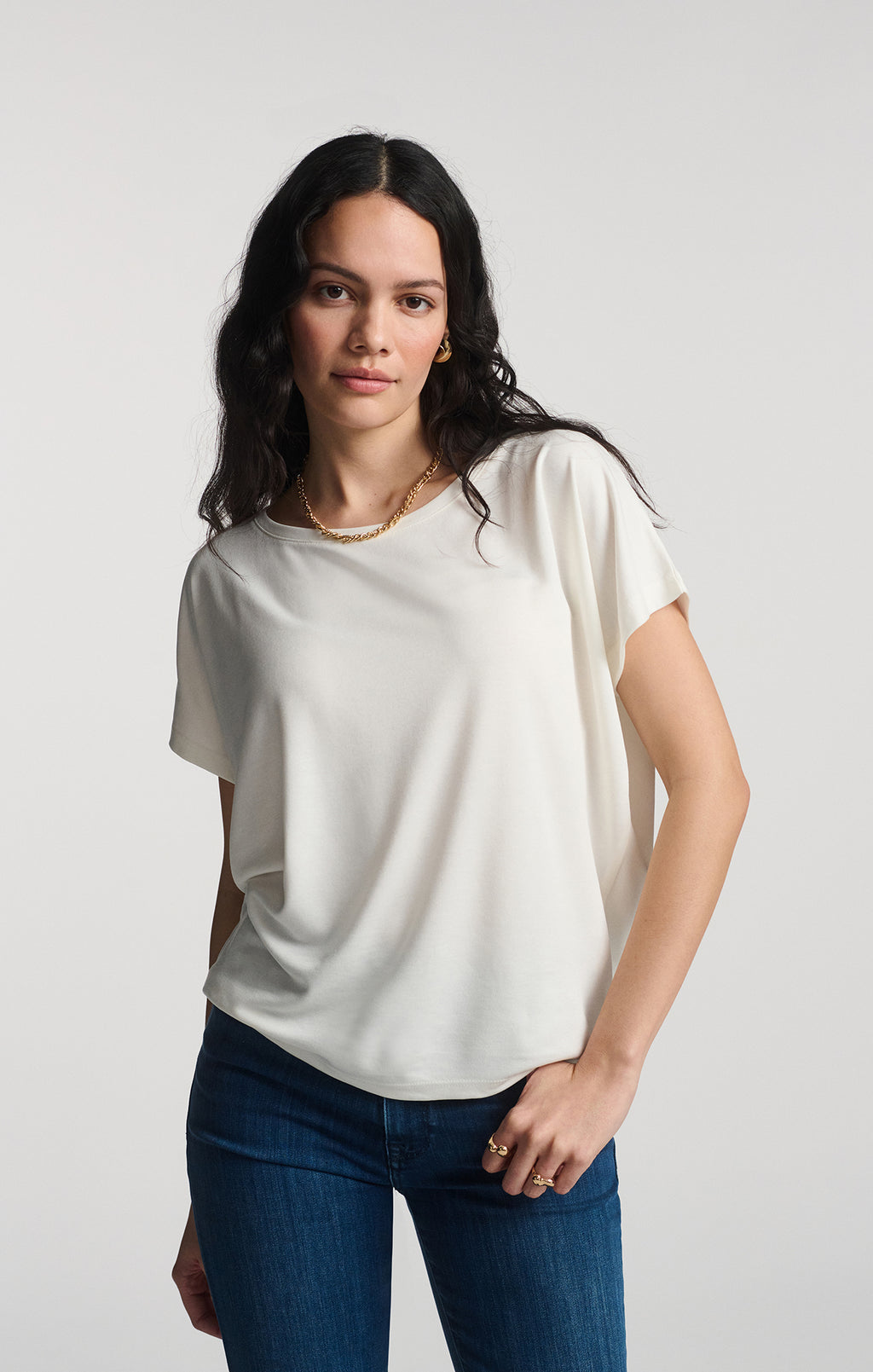 LUXE TOUCH TENCEL™ BOAT NECK T-SHIRT IN ANTIQUE WHITE - Mavi Jeans
