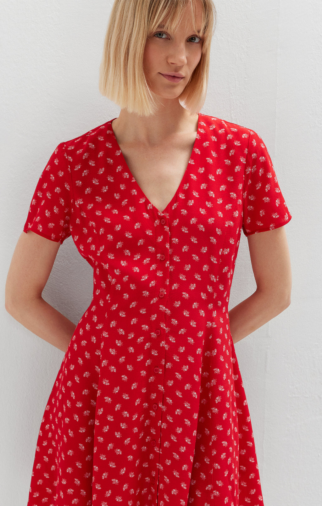 Robe courte boutonnée sur le devant, à imprimé pétales rouge urbain