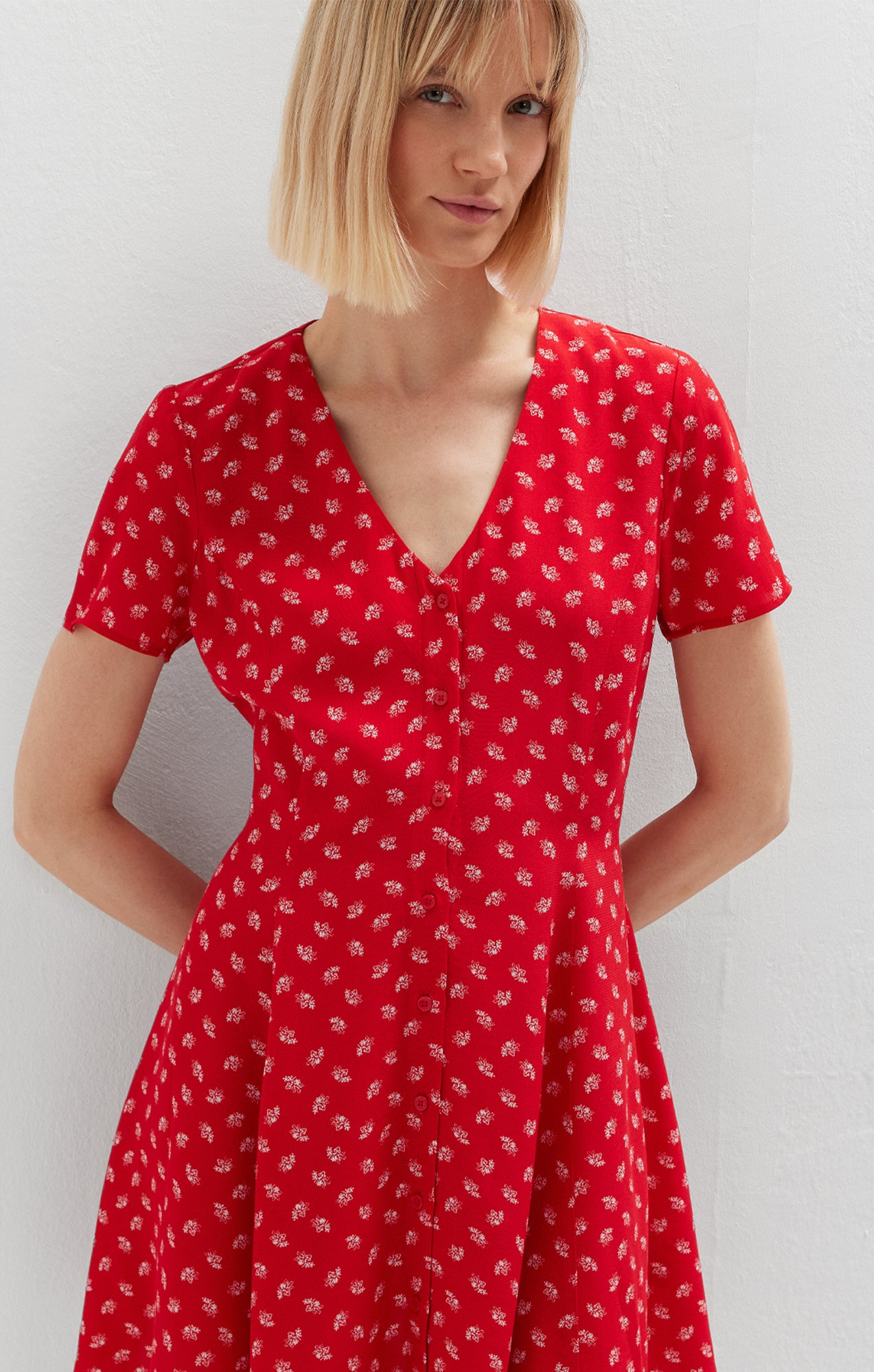 Robe courte boutonnée sur le devant, à imprimé pétales rouge urbain