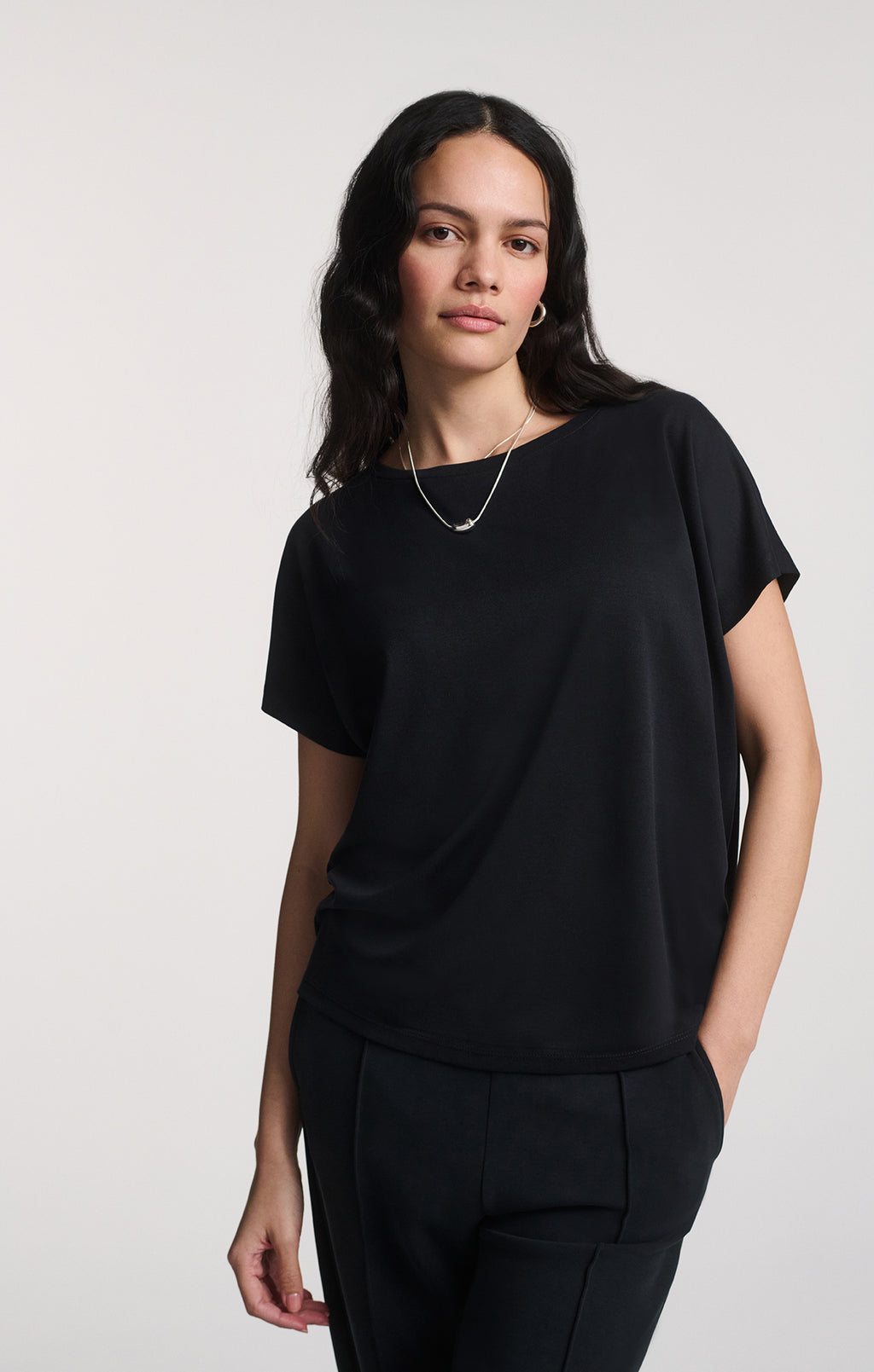 LUXE TOUCH TENCEL™ BOAT NECK T-SHIRT IN BLACK - Mavi Jeans