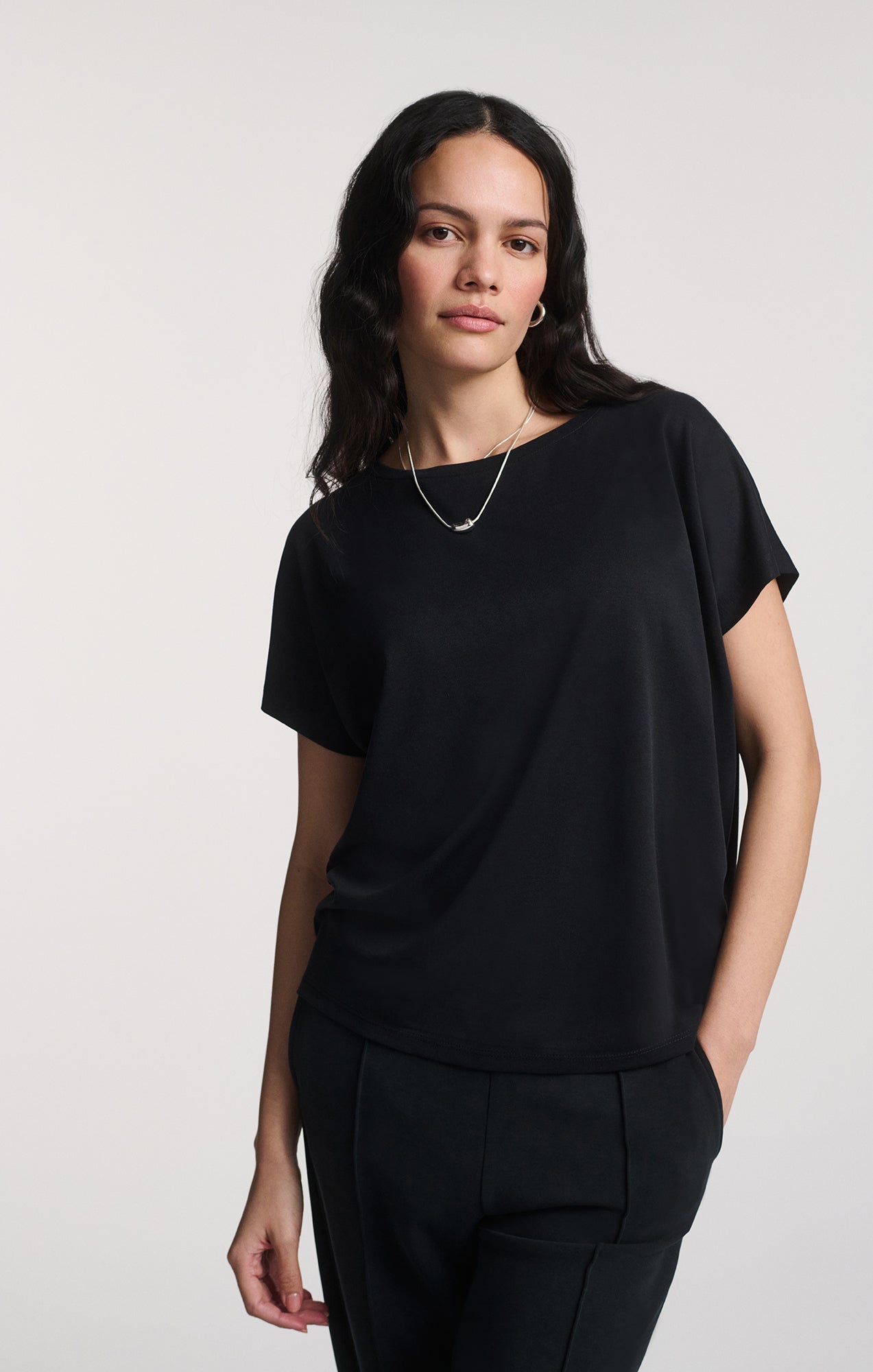 LUXE TOUCH TENCEL™ BOAT NECK T-SHIRT IN BLACK - Mavi Jeans