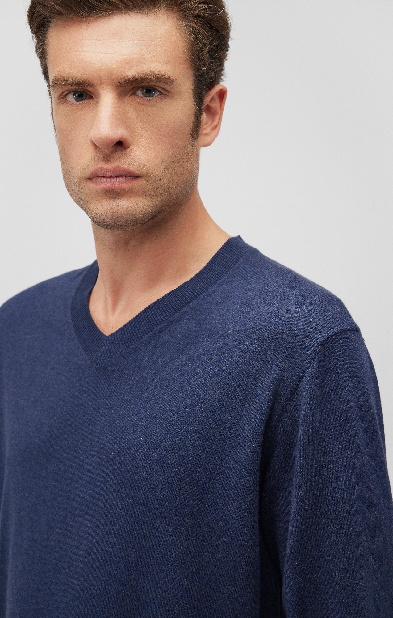 V-NECK SWEATER IN BLACK IRIS - Mavi Jeans
