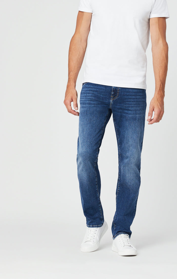 ZACH STRAIGHT LEG JEANS IN MID BLUE ORGANIC MOVE - Mavi Jeans