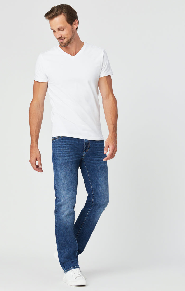ZACH STRAIGHT LEG JEANS IN MID BLUE ORGANIC MOVE - Mavi Jeans